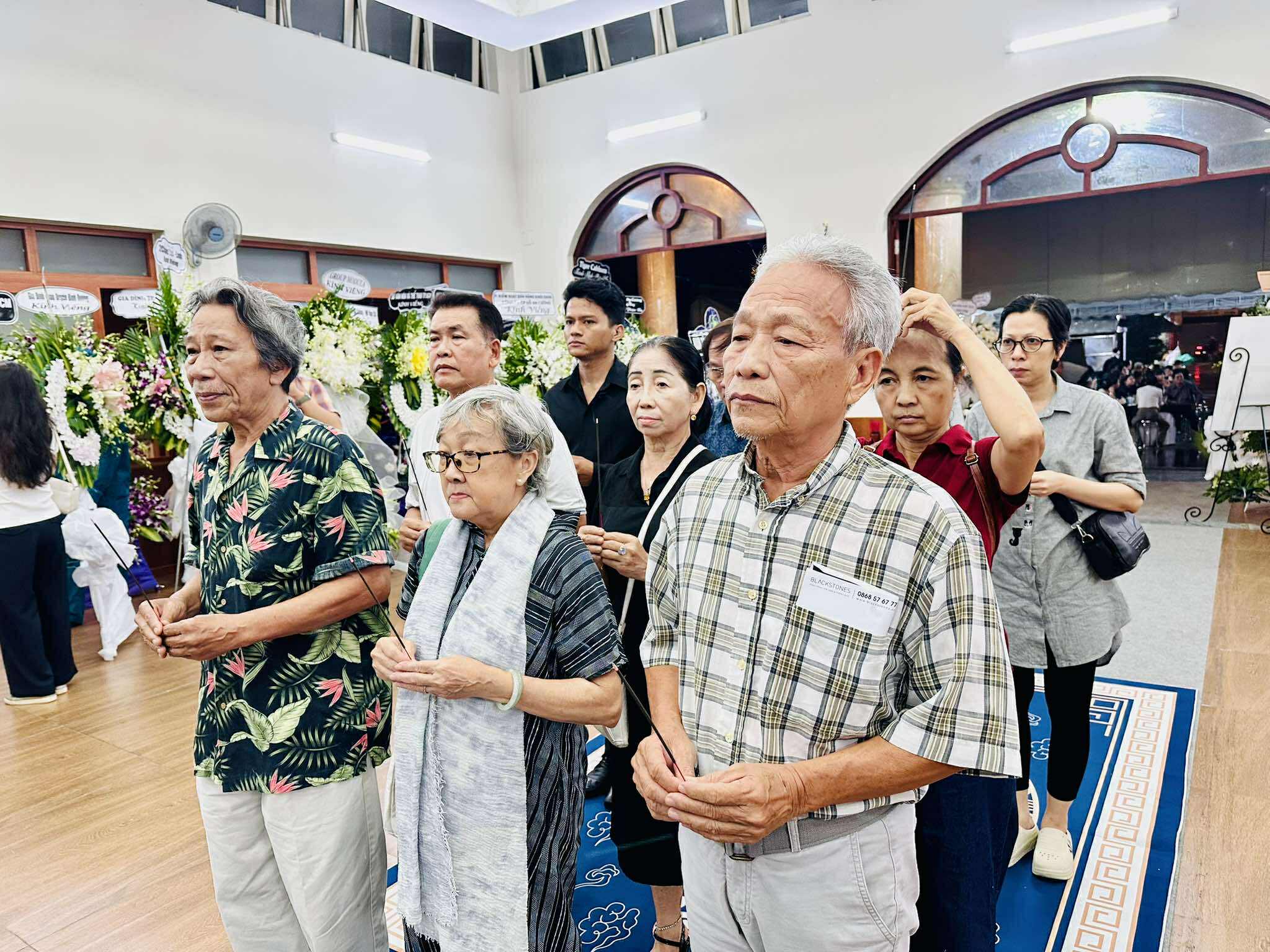 Nhiều văn nghệ sĩ tiễn biệt ông Nguyễn Long Trảo – người bạn đời của NSƯT, đạo diễn Ca Lê Hồng - Ảnh 7.