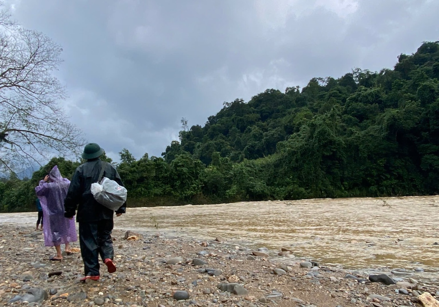 Tìm kiếm chị Hồ Thị Một trong dòng lũ Quảng Trị: Cuộc đua giữa sự sống và cái chết - Ảnh 1. Tìm kiếm chị Hồ Thị Một trong dòng lũ Quảng Trị: Cuộc đua giữa sự sống và cái chết - Ảnh 1.