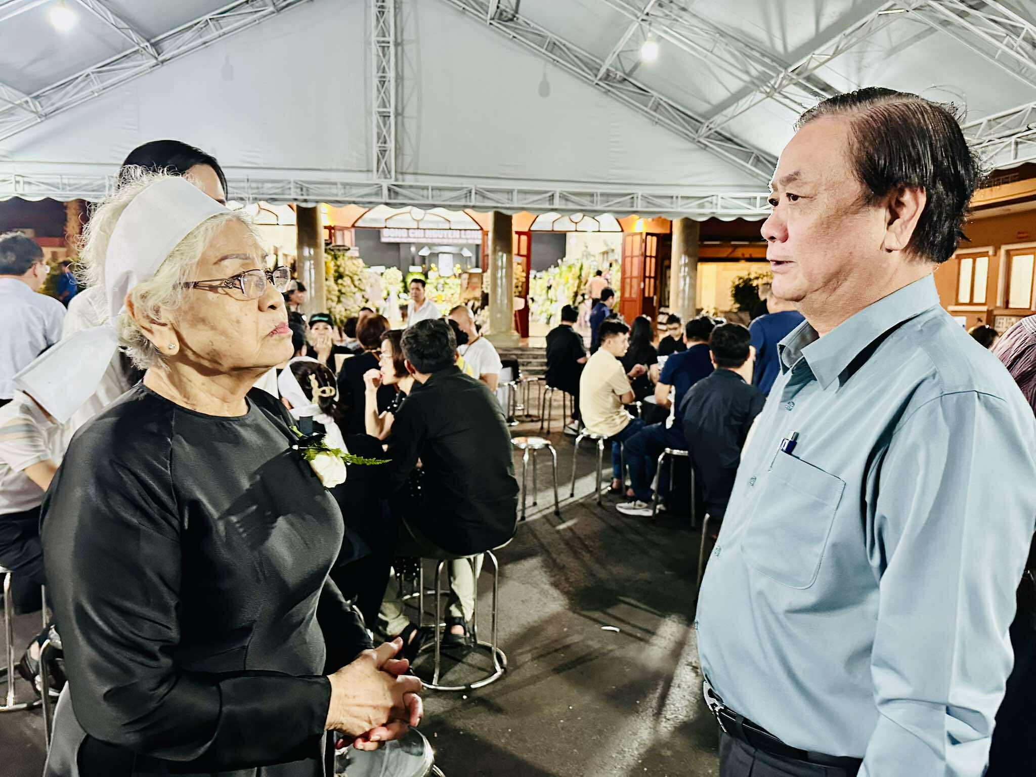 Nhiều văn nghệ sĩ tiễn biệt ông Nguyễn Long Trảo – người bạn đời của NSƯT, đạo diễn Ca Lê Hồng - Ảnh 3.