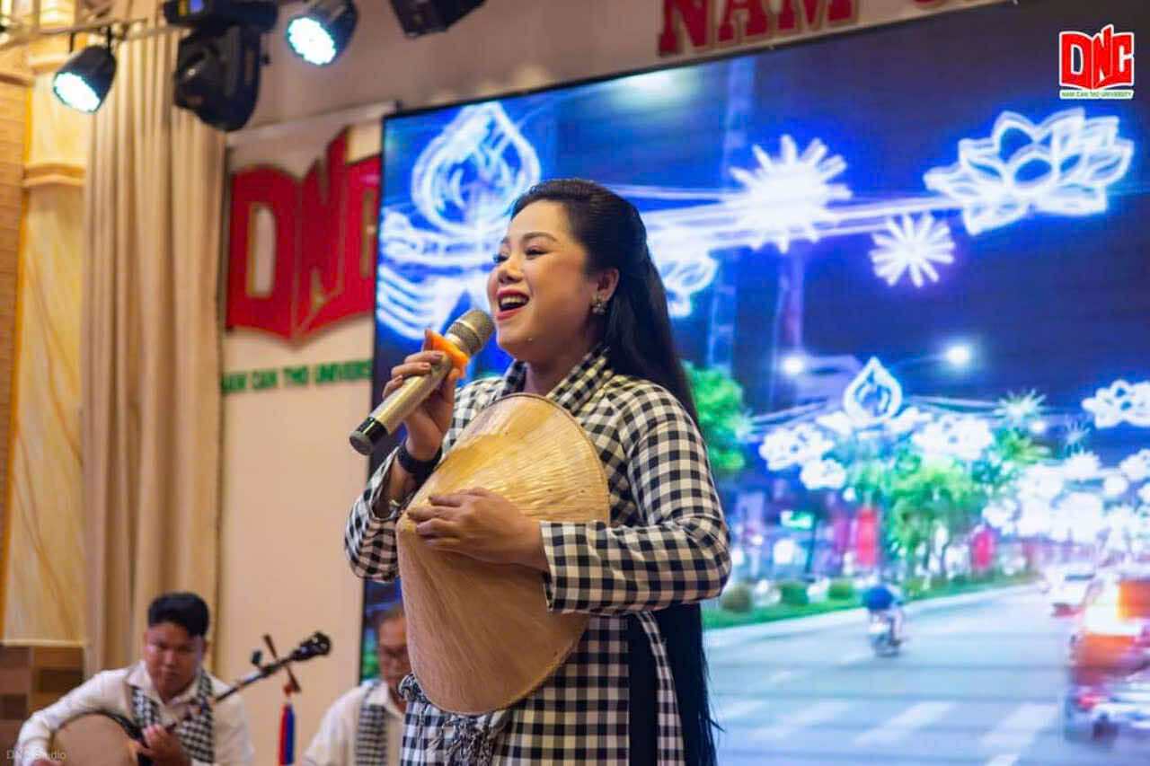 Nghệ nhân ưu tú Ái Hằng – Người gìn giữ và lan tỏa hồn cốt Đờn ca tài tử Tây Đô - Ảnh 2.