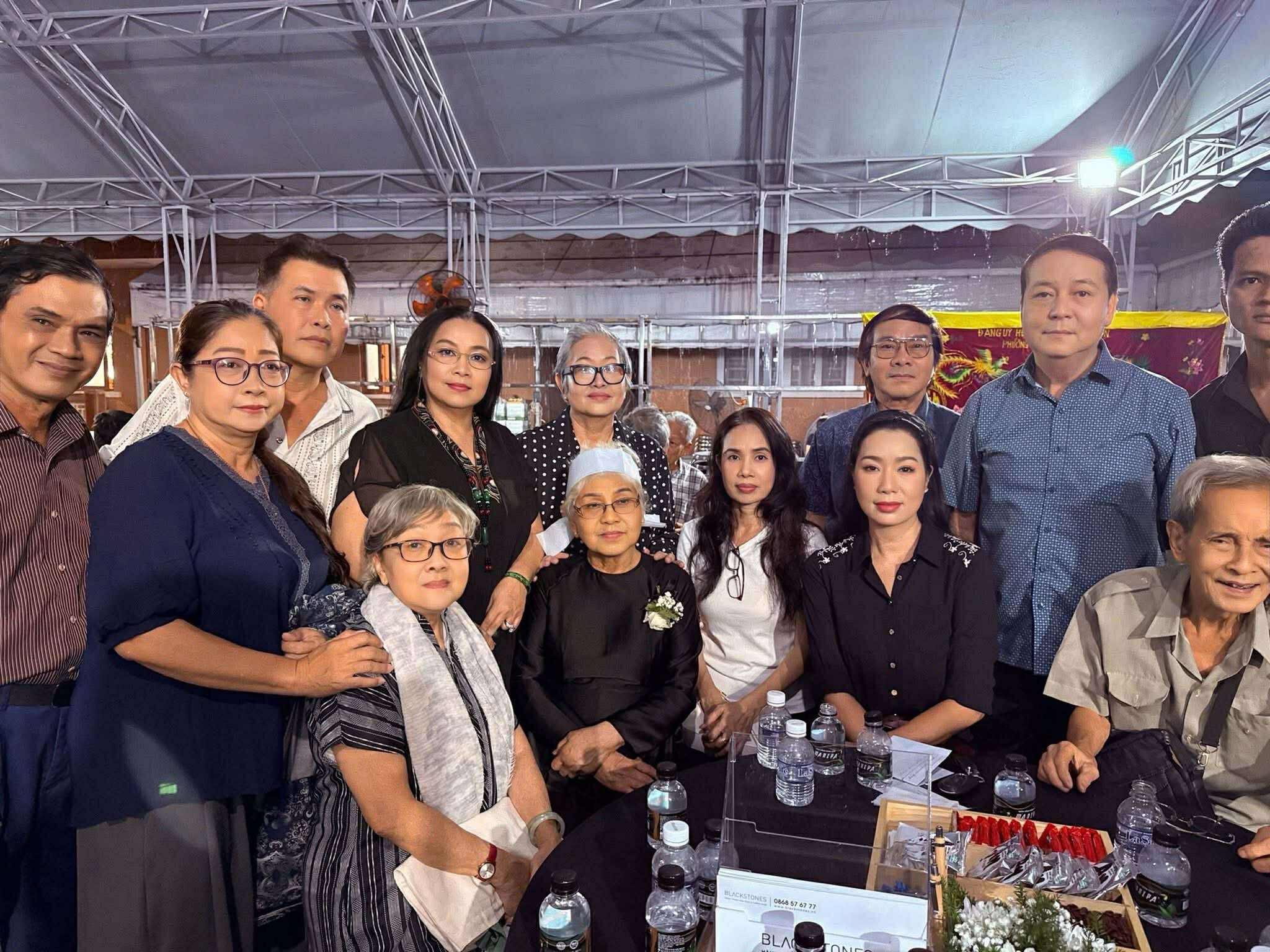 Nhiều văn nghệ sĩ tiễn biệt ông Nguyễn Long Trảo – người bạn đời của NSƯT, đạo diễn Ca Lê Hồng - Ảnh 4.