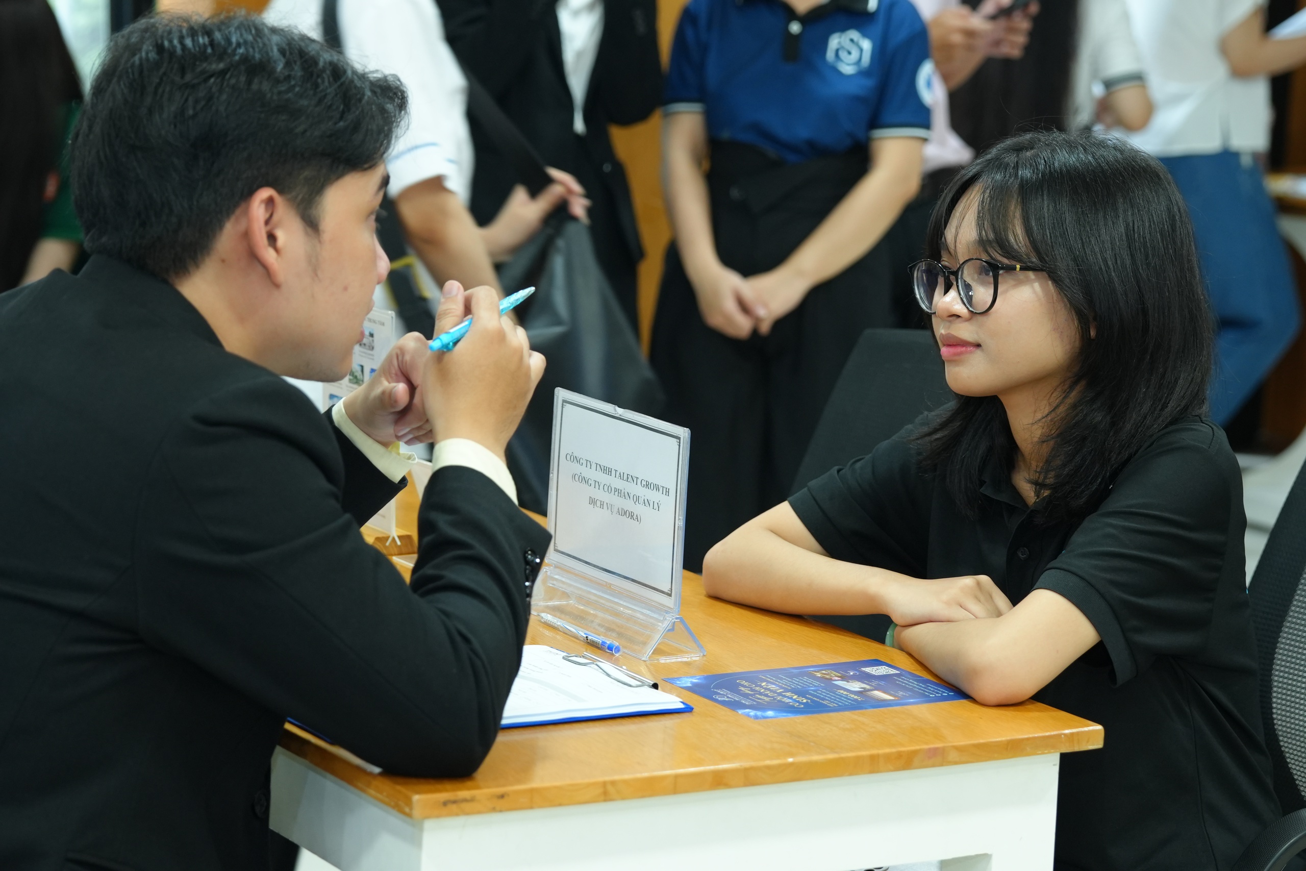 Gần 10.000 sinh viên và người lao động "săn" việc làm tại Trường ĐH Công thương TP HCM - Ảnh 4.