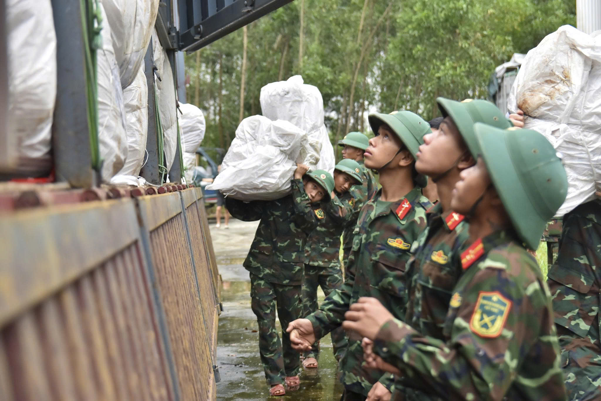TP Huế đề nghị chấn chỉnh tình trạng phóng đại mức độ ảnh hưởng mưa lũ trên mạng xã hội - Ảnh 2. TP Huế đề nghị chấn chỉnh tình trạng phóng đại mức độ ảnh hưởng mưa lũ trên mạng xã hội - Ảnh 2.