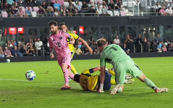 Còn hoài sân bóng tuổi thơ - Ảnh 3.