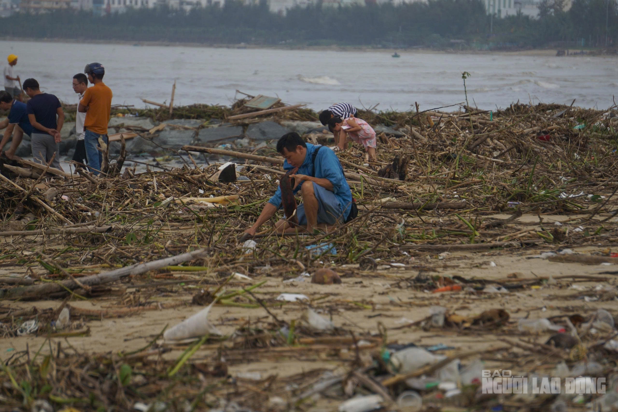 Bãi biển Đà Nẵng ngập rác sau mưa lớn kéo dài , cảnh báo ô nhiễm môi trường - Ảnh 3. Bãi biển Đà Nẵng ngập rác sau mưa lớn kéo dài , cảnh báo ô nhiễm môi trường - Ảnh 3.