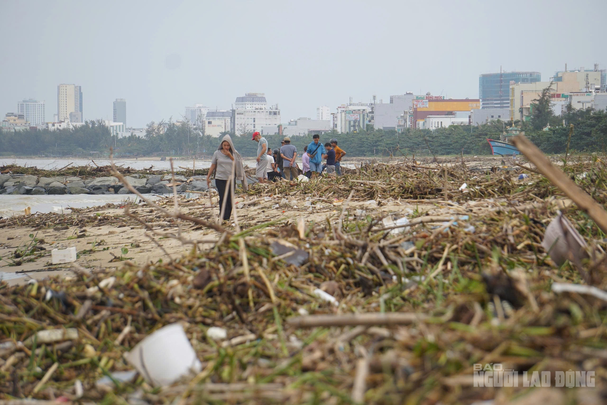 Bãi biển Đà Nẵng ngập rác sau mưa lớn kéo dài , cảnh báo ô nhiễm môi trường - Ảnh 4. Bãi biển Đà Nẵng ngập rác sau mưa lớn kéo dài , cảnh báo ô nhiễm môi trường - Ảnh 4.