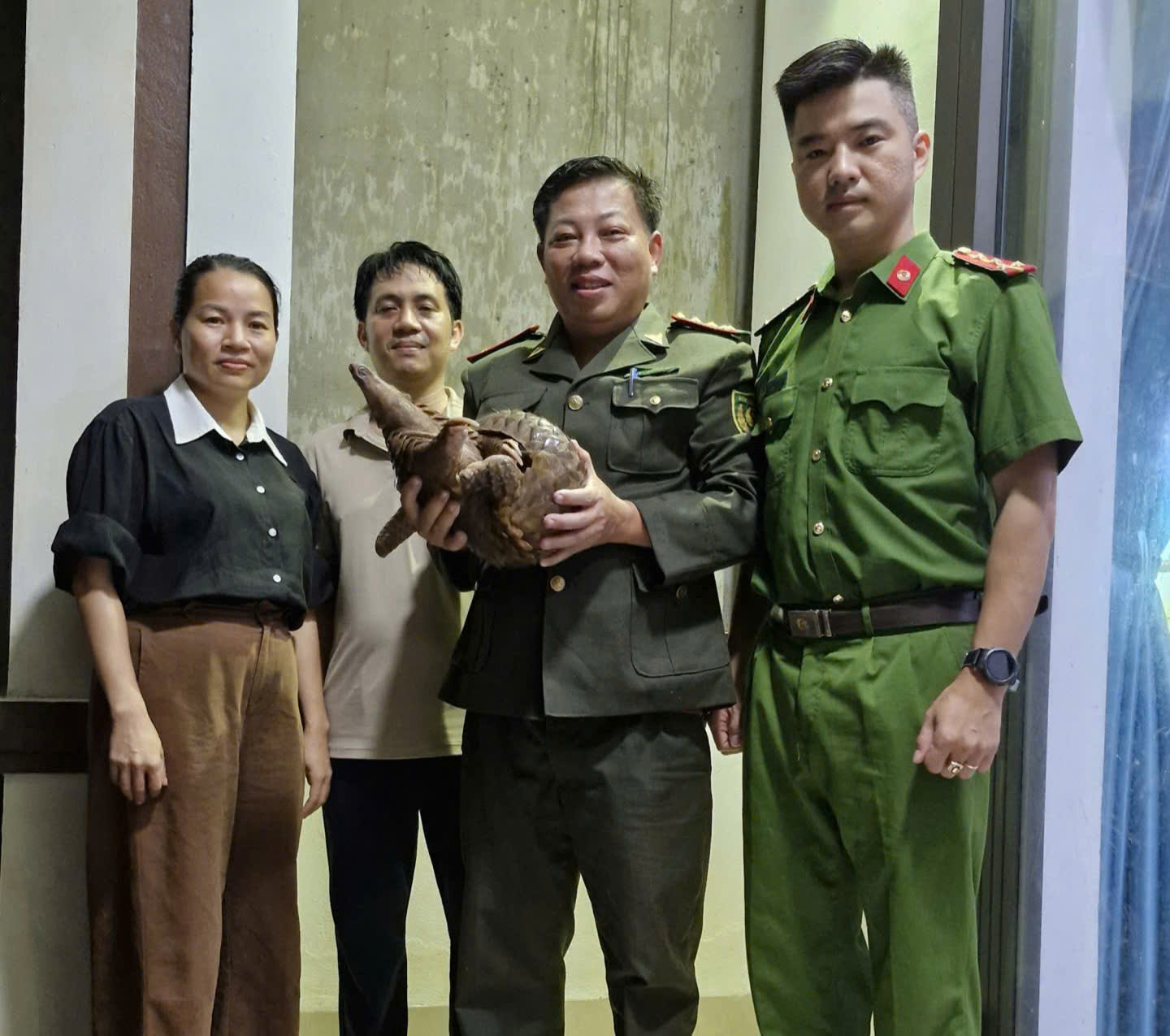 Giữa mưa lớn kéo dài, người dân bắt được con vật quý hiếm, nặng gần 4 kg - Ảnh 1. Giữa mưa lớn kéo dài, người dân bắt được con vật quý hiếm, nặng gần 4 kg - Ảnh 1.