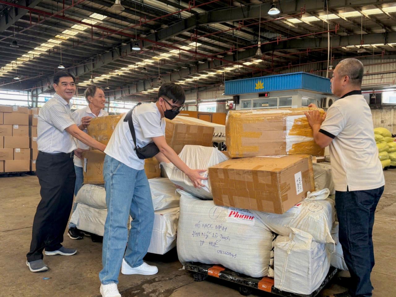 Chuyến bay Vietnam Airlines chở hàng hỗ trợ từ TP HCM đến miền Trung đã hạ cánh - Ảnh 2. Chuyến bay Vietnam Airlines chở hàng hỗ trợ từ TP HCM đến miền Trung đã hạ cánh - Ảnh 2.