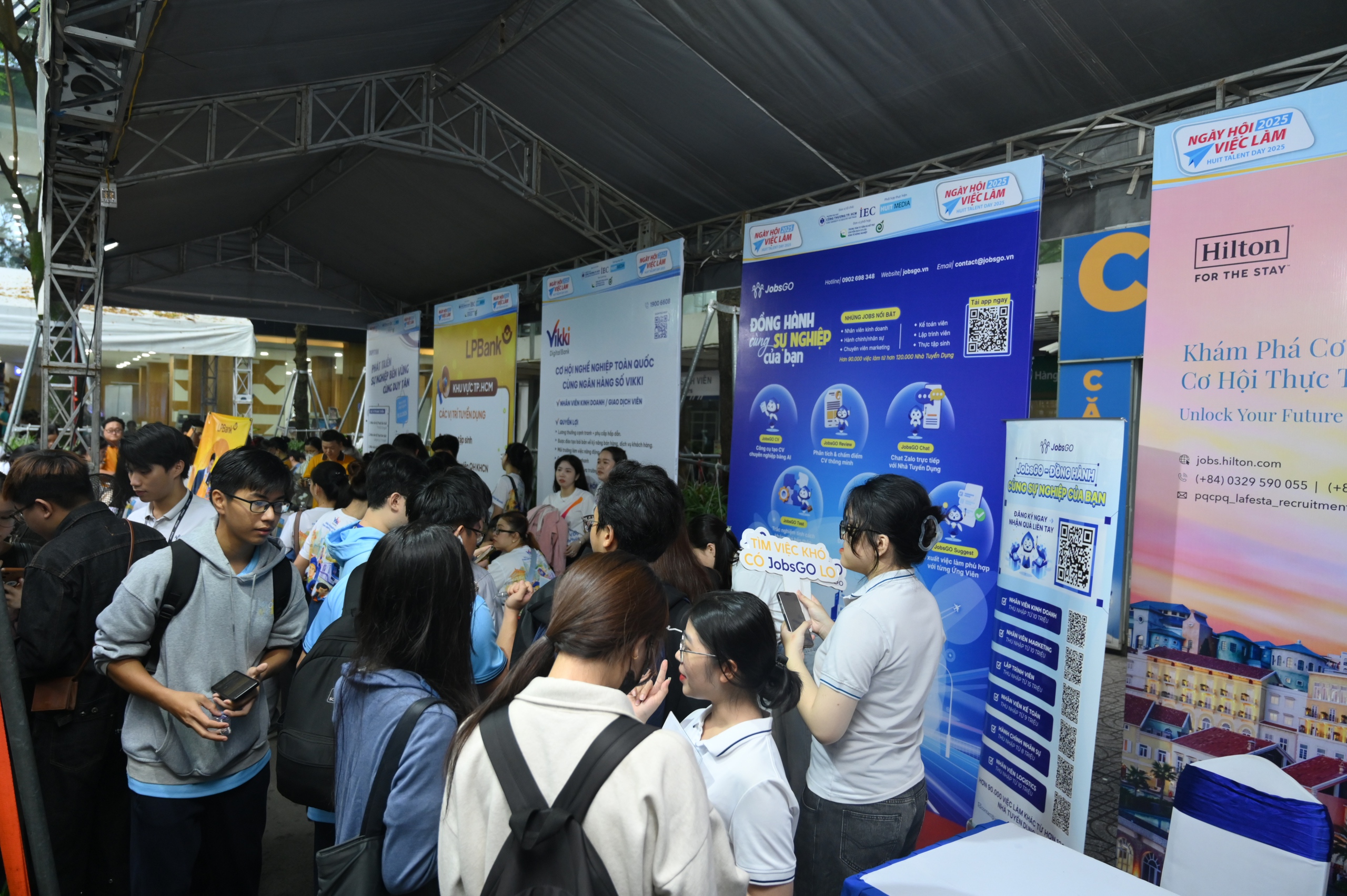 Gần 10.000 sinh viên và người lao động "săn" việc làm tại Trường ĐH Công thương TP HCM - Ảnh 1.