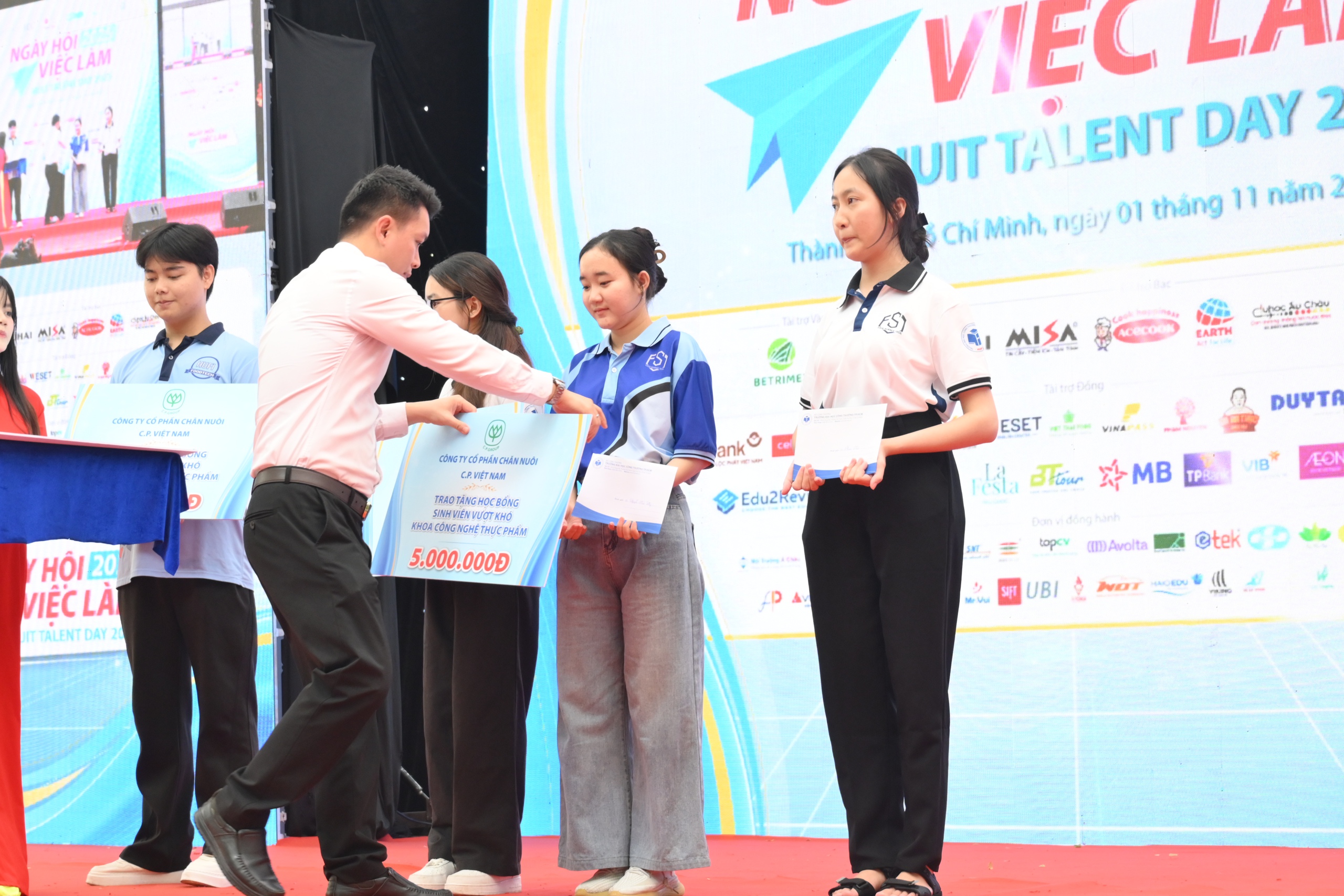 Gần 10.000 sinh viên và người lao động