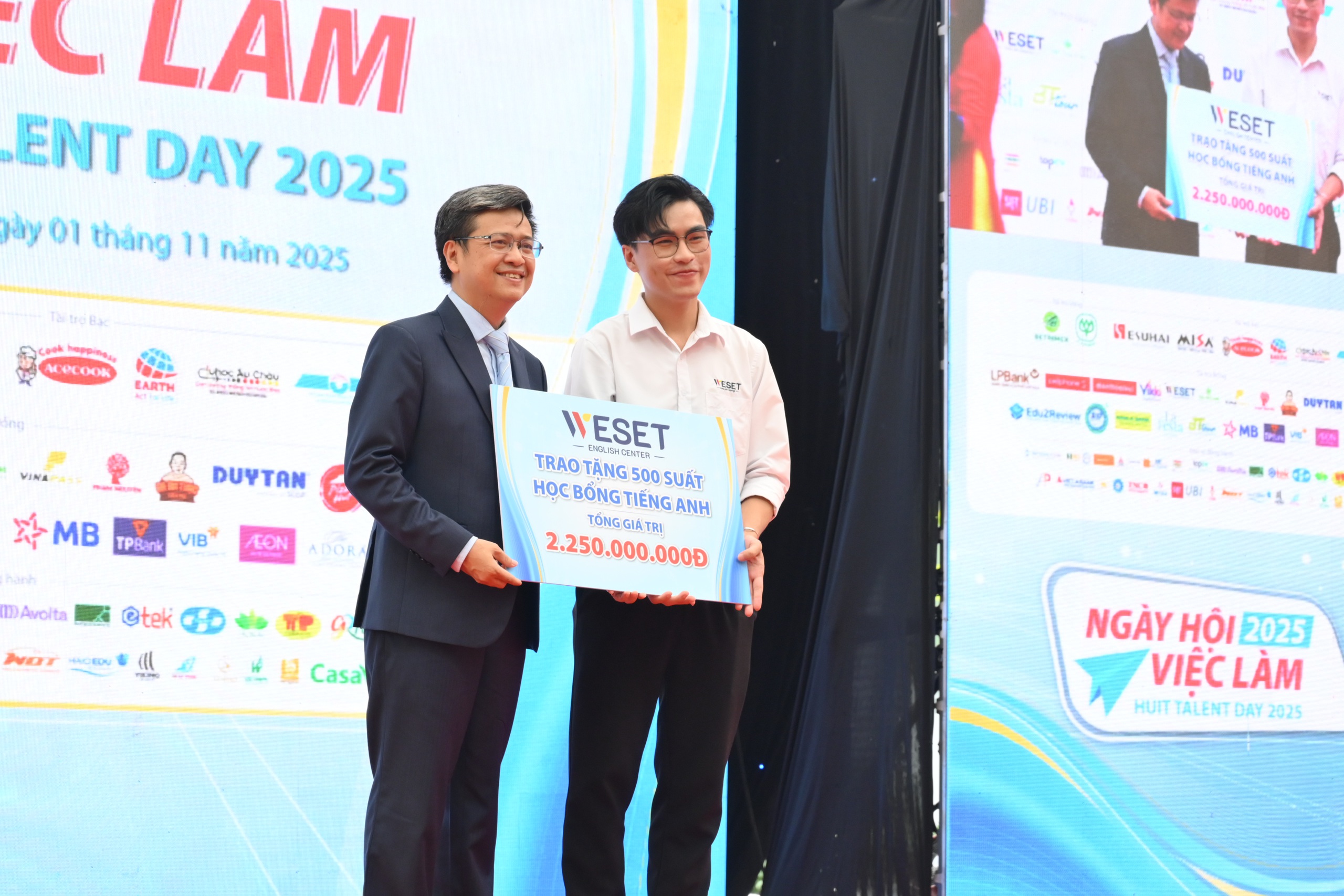 Gần 10.000 sinh viên và người lao động