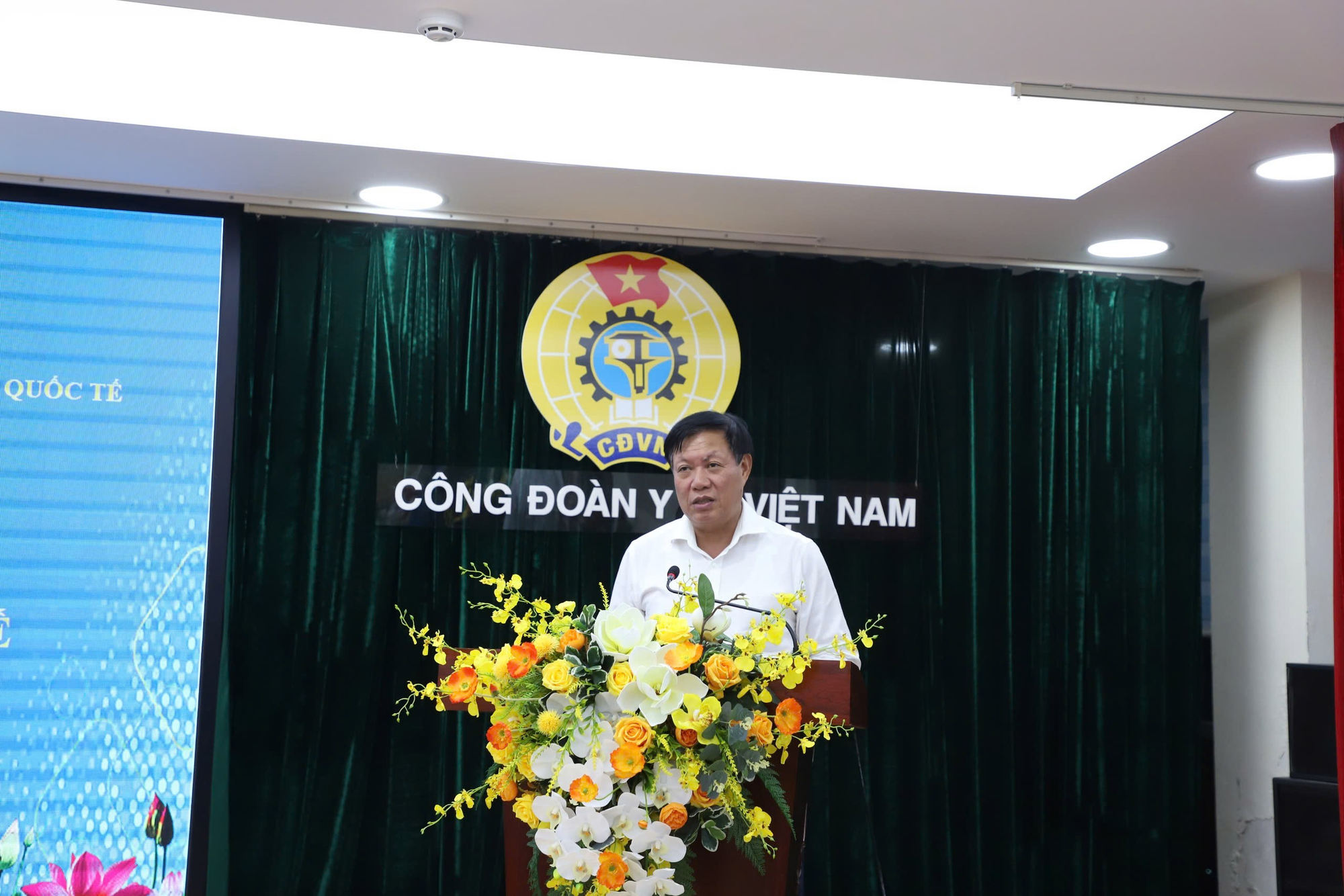 Tặng dung dịch sát khuẩn cho bà con vùng lũ Thừa Thiên Huế và Đà Nẵng - Ảnh 2.