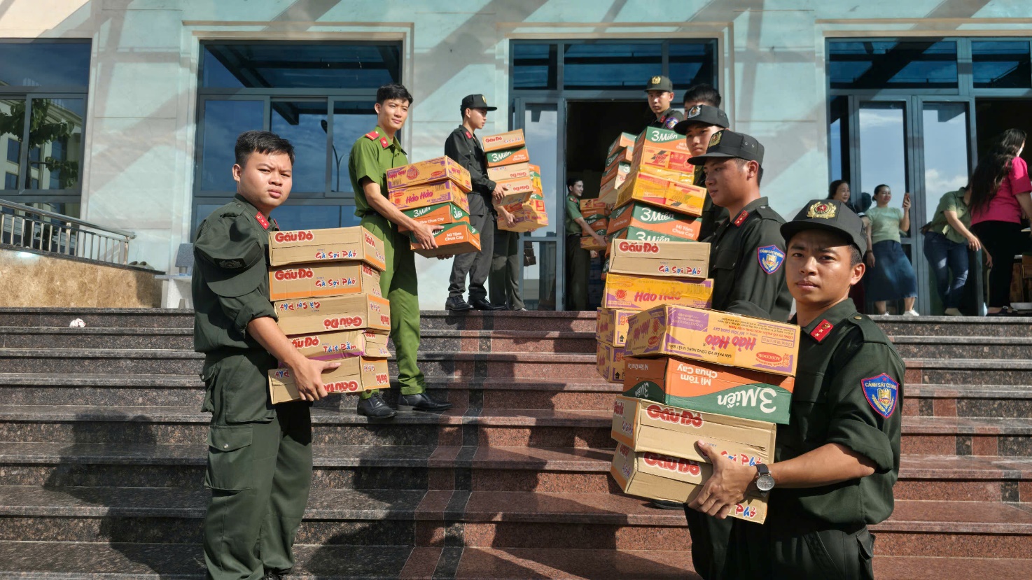 Công an tỉnh An Giang hỗ trợ 45 tấn hàng hóa cho miền Trung chịu thiên tai - Ảnh 1. Công an tỉnh An Giang hỗ trợ 45 tấn hàng hóa cho miền Trung chịu thiên tai - Ảnh 1.
