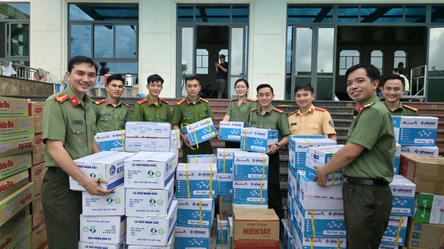 Công an tỉnh An Giang hỗ trợ 45 tấn hàng hóa cho miền Trung chịu thiên tai - Ảnh 3. Công an tỉnh An Giang hỗ trợ 45 tấn hàng hóa cho miền Trung chịu thiên tai - Ảnh 3.