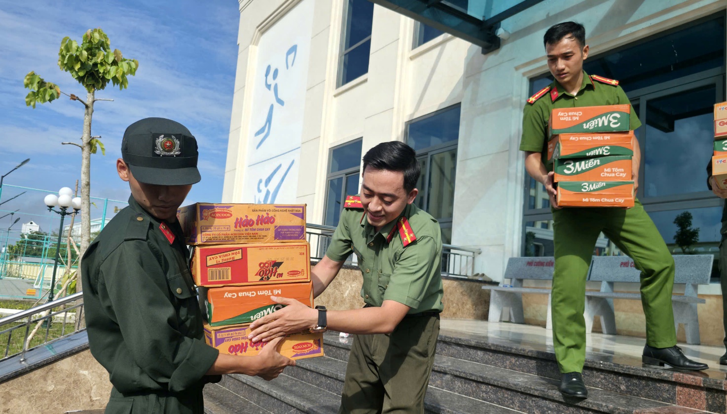 Công an tỉnh An Giang hỗ trợ 45 tấn hàng hóa cho miền Trung chịu thiên tai - Ảnh 4. Công an tỉnh An Giang hỗ trợ 45 tấn hàng hóa cho miền Trung chịu thiên tai - Ảnh 4.