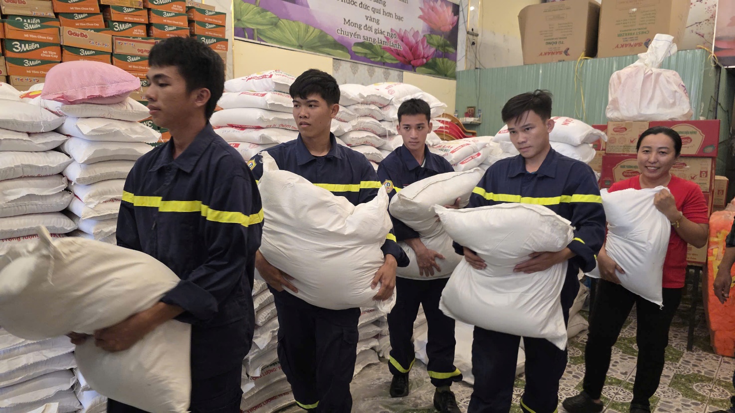 Công an tỉnh An Giang hỗ trợ 45 tấn hàng hóa cho miền Trung chịu thiên tai - Ảnh 5. Công an tỉnh An Giang hỗ trợ 45 tấn hàng hóa cho miền Trung chịu thiên tai - Ảnh 5.