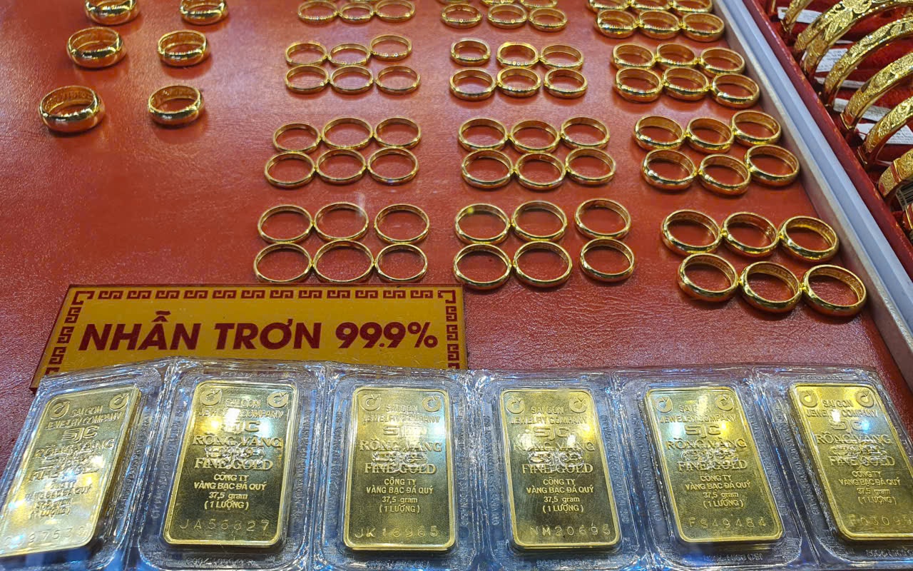 Tối 1-11, giá vàng miếng SJC trên thị trường tự do tiếp tục lao dốc - Ảnh 1.