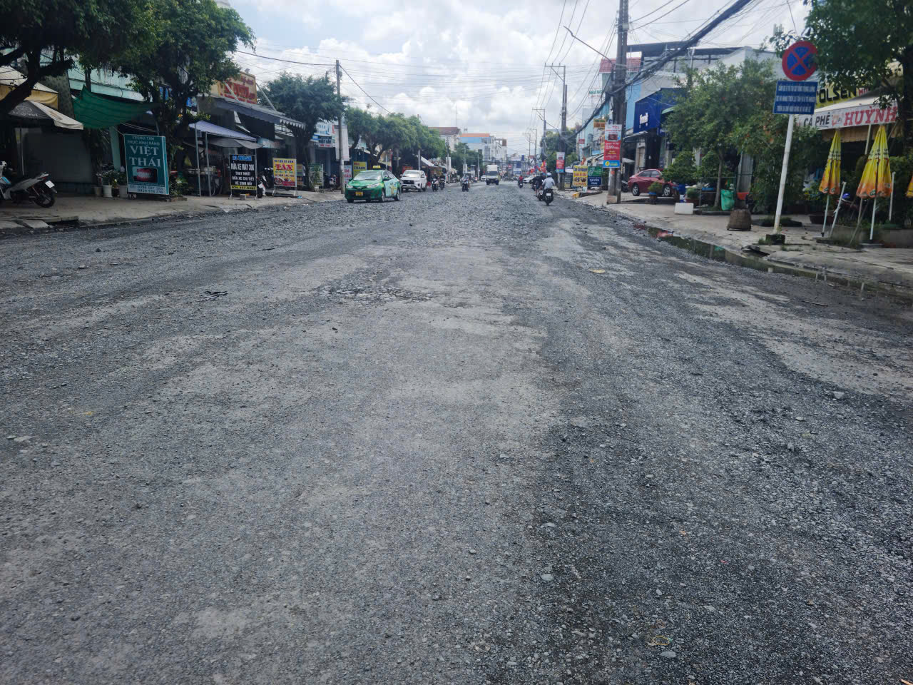 Một tuyến đường trung tâm ở An Giang đang khiến nhiều người lo sợ khi đi qua - Ảnh 1.