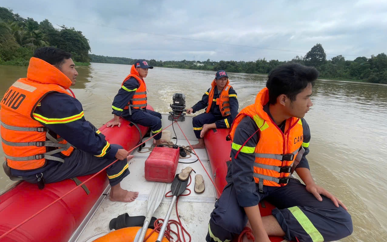 Người đ&agrave;n &ocirc;ng nhảy cầu S&ecirc;r&ecirc;pốk may mắn bơi v&agrave;o bờ v&agrave; được gi&uacute;p đỡ - Ảnh 2.