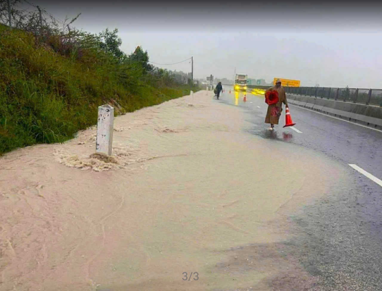 Mưa lớn làm tràn cát xuống Quốc lộ 1, sạt lở tuyến cao tốc Vĩnh Hảo - Phan Thiết - Ảnh 2. Mưa lớn làm tràn cát xuống Quốc lộ 1, sạt lở tuyến cao tốc Vĩnh Hảo - Phan Thiết - Ảnh 2.