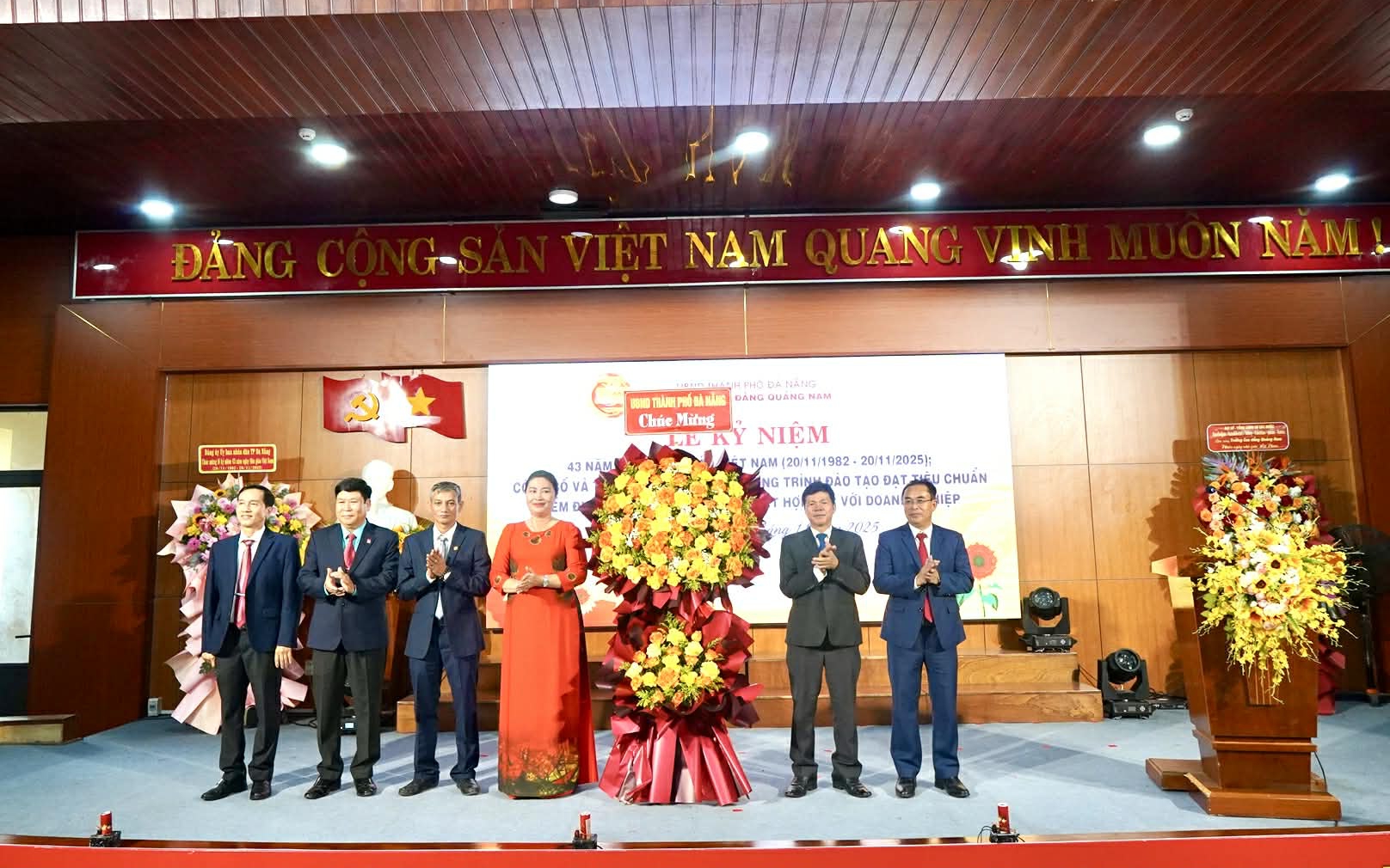 Tài sản bị "hà bá" nuốt chửng, người dân khóc cạn nước mắt bên dòng Vu Gia - Ảnh 8.