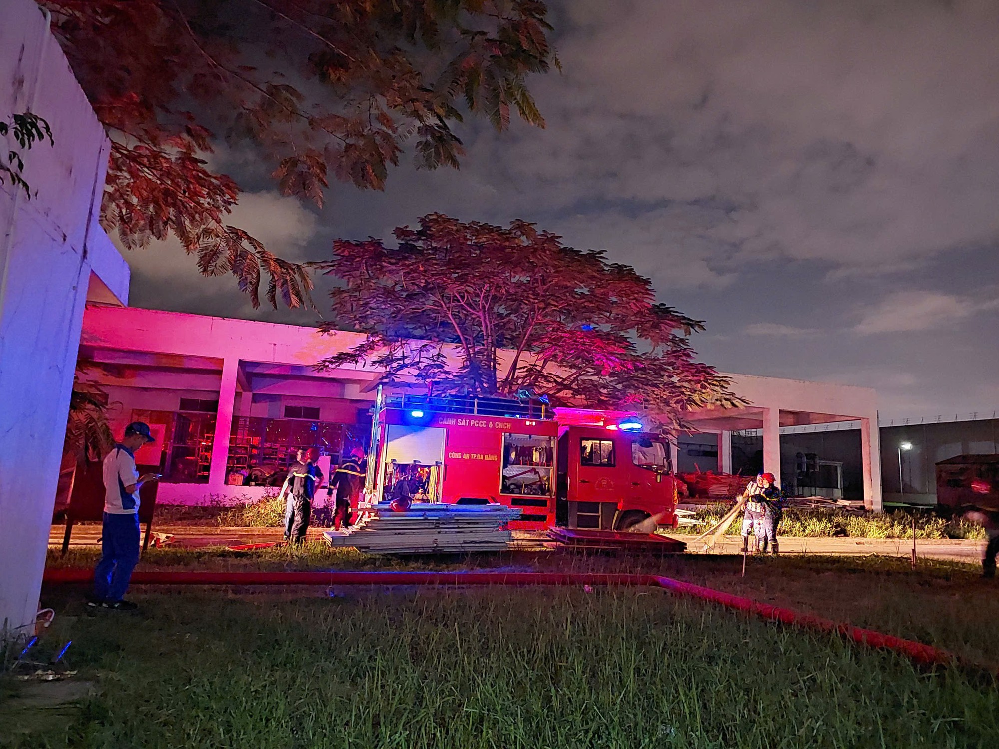 Xe chữa cháy chuyên dụng được huy động đến hiện trường