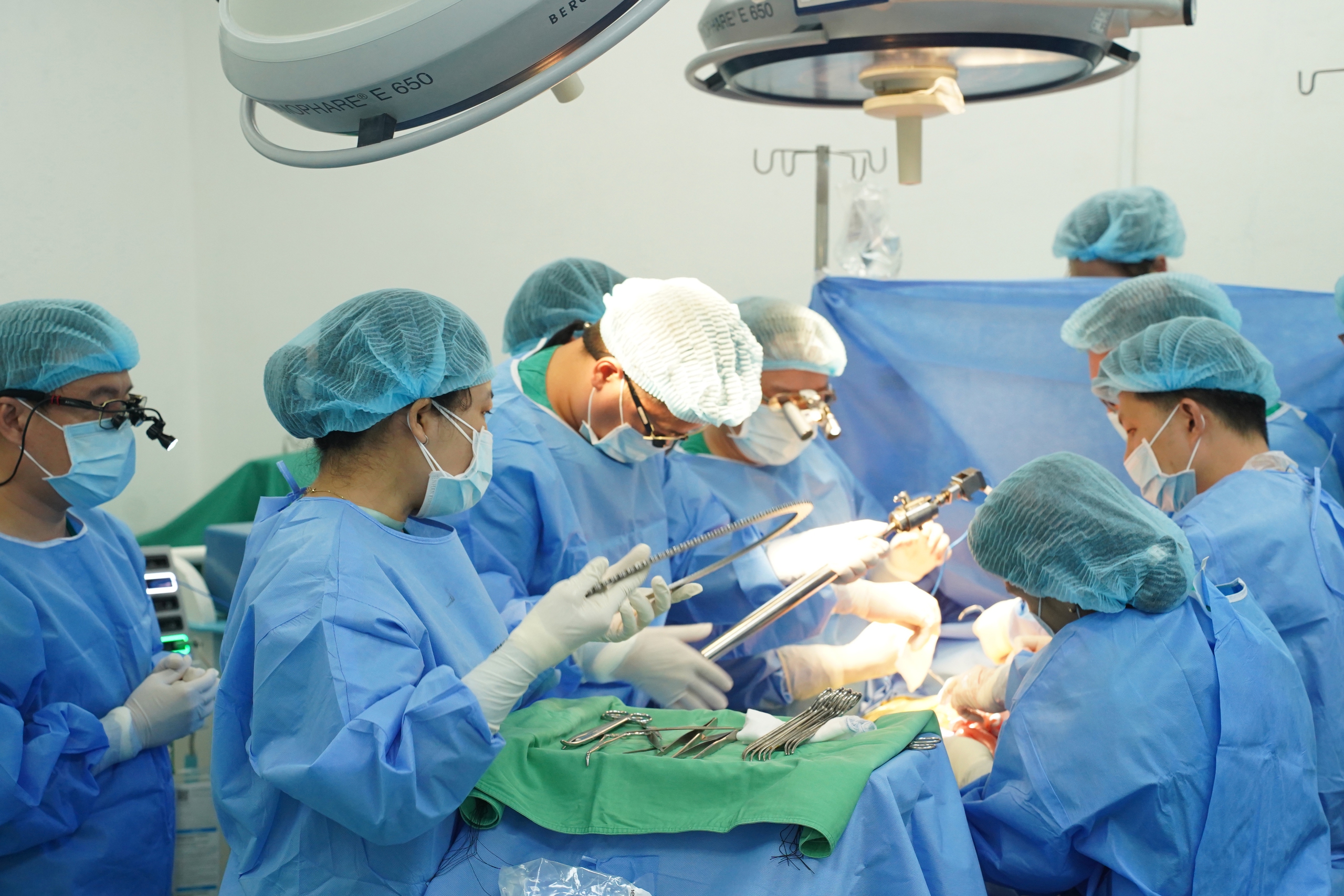 Bác sĩ Chợ Rẫy "trắng đêm" liên tiếp, hoàn thành 7 ca ghép tạng trong 3 ngày - Ảnh 2.