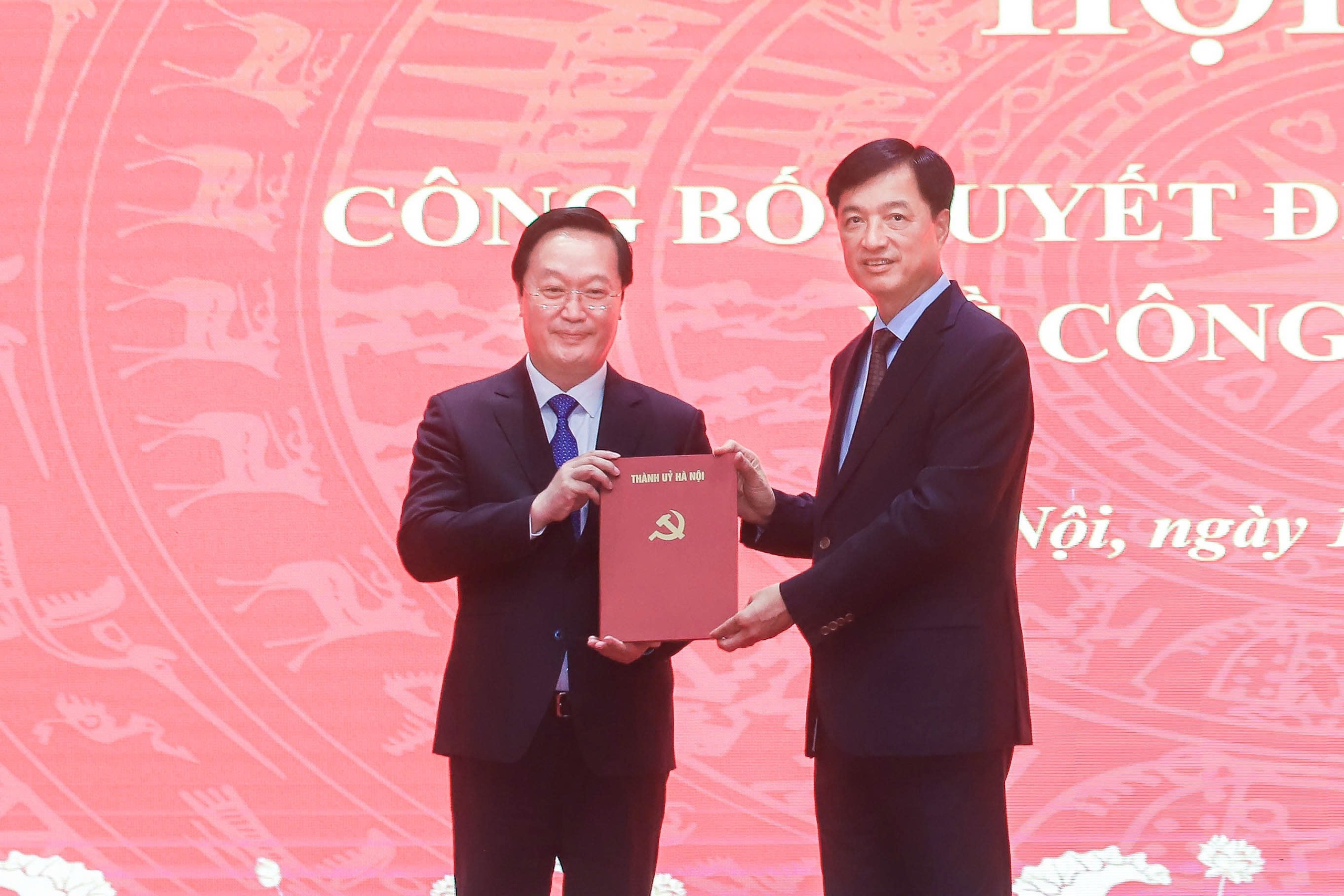 Bí thư Thành ủy Hà Nội Nguyễn Duy Ngọc trao quyết định của Bộ Chính trị cho ông Nguyễn Đức Trung