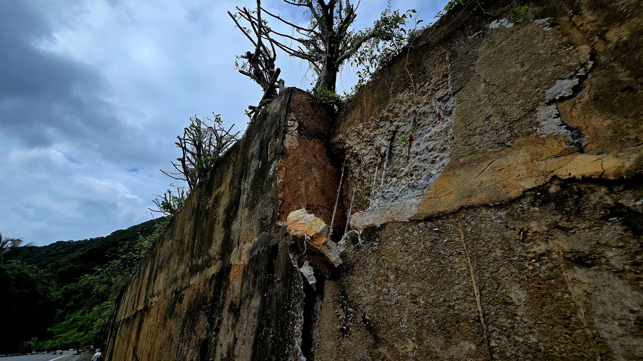 Nước đổ đá rơi, nhiều đoạn trên bán đảo Sơn Trà phải rào chắn ngăn khách du lịch - Ảnh 4.