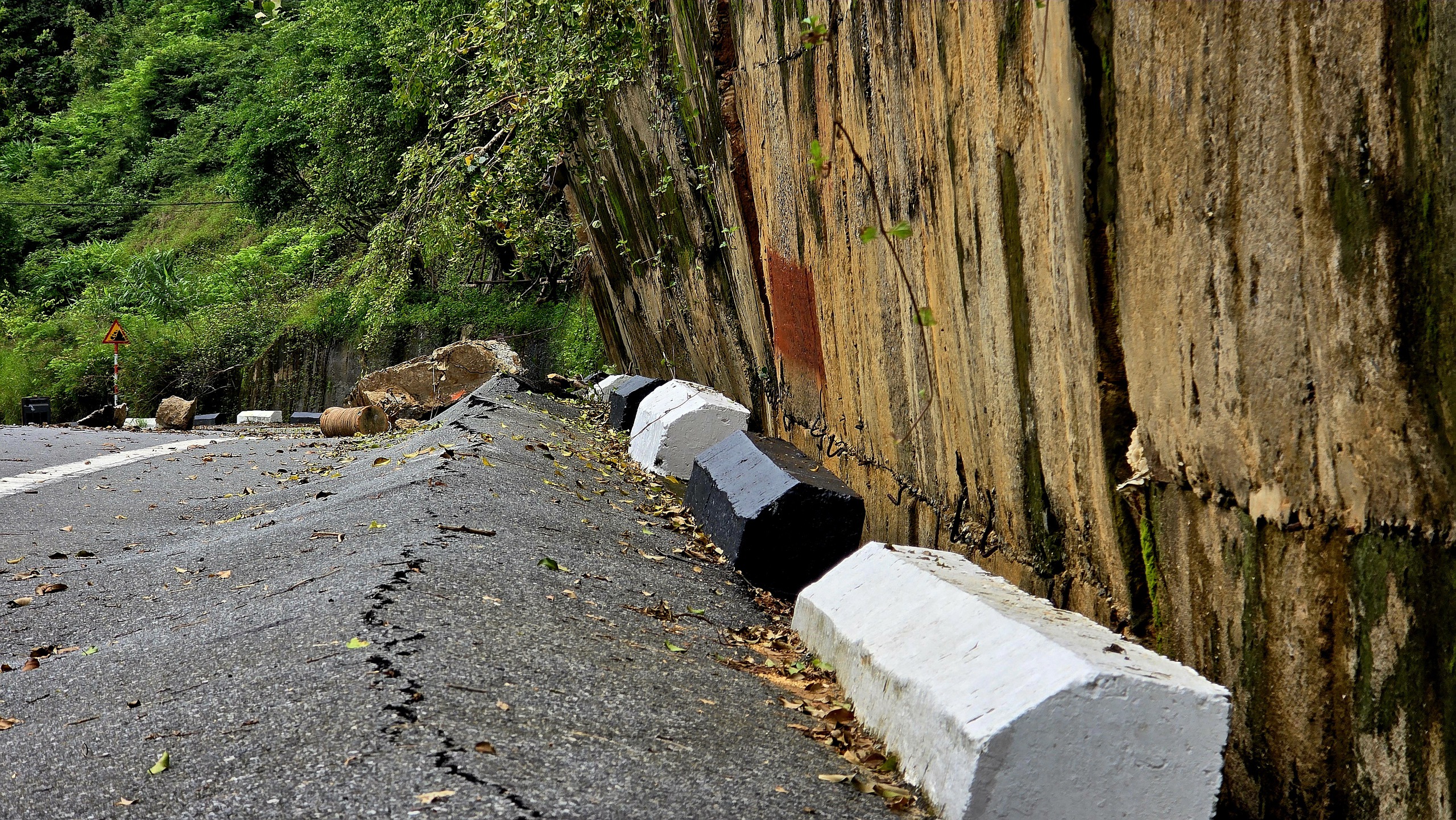 Nước đổ đá rơi, nhiều đoạn trên bán đảo Sơn Trà phải rào chắn ngăn khách du lịch - Ảnh 8.