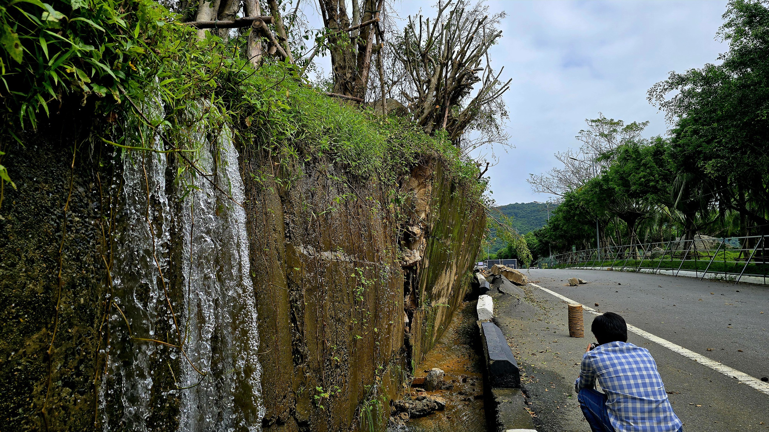 Nước đổ đá rơi, nhiều đoạn trên bán đảo Sơn Trà phải rào chắn ngăn khách du lịch - Ảnh 9.