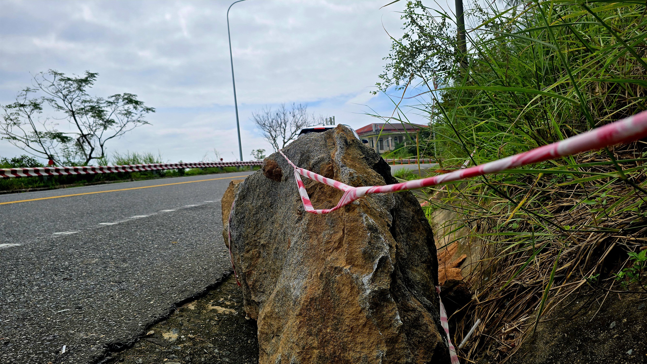 Nước đổ đá rơi, nhiều đoạn trên bán đảo Sơn Trà phải rào chắn ngăn khách du lịch - Ảnh 6.