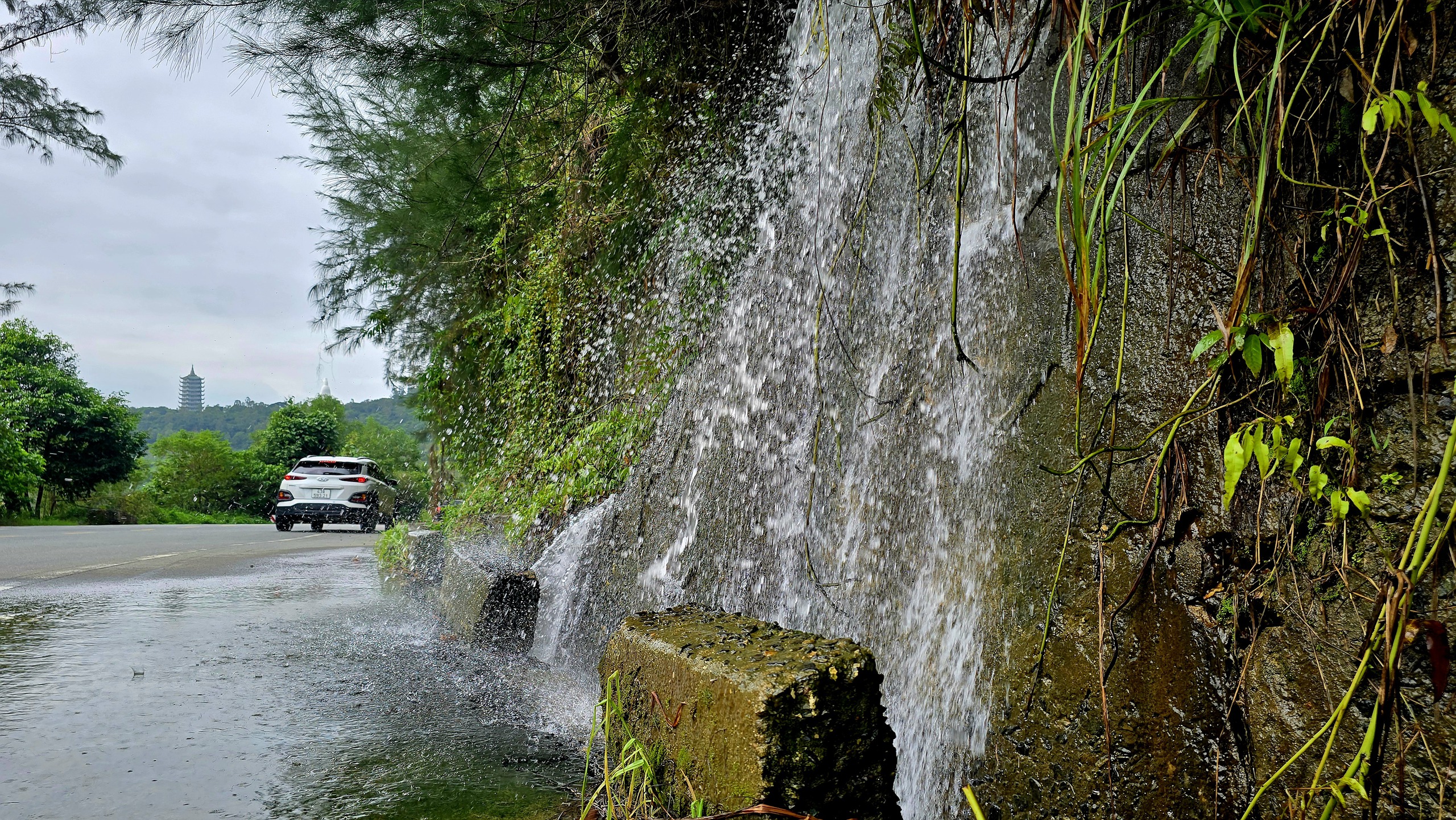 Nước đổ đá rơi, nhiều đoạn trên bán đảo Sơn Trà phải rào chắn ngăn khách du lịch - Ảnh 10.