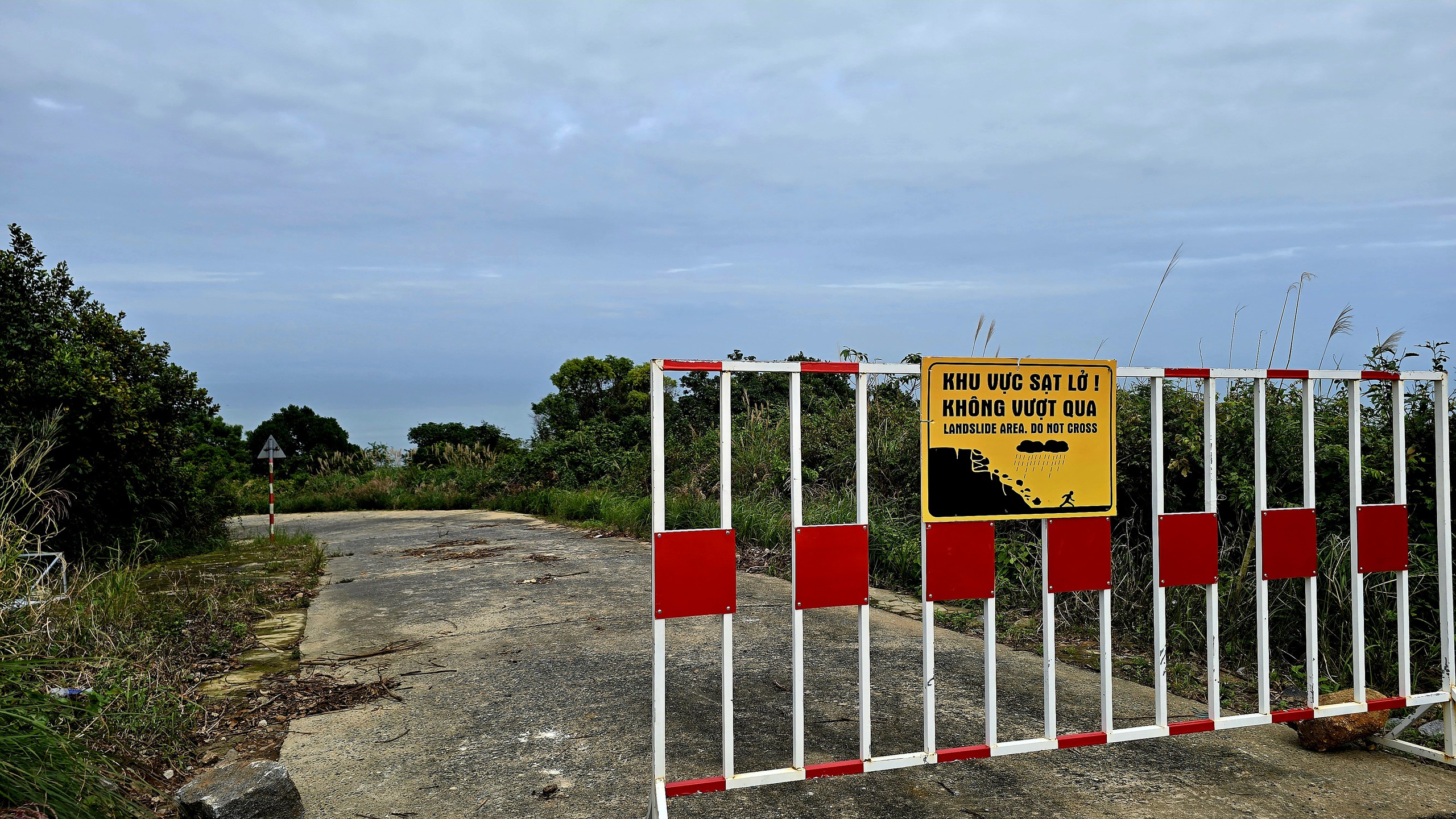 Nước đổ đá rơi, nhiều đoạn trên bán đảo Sơn Trà phải rào chắn ngăn khách du lịch - Ảnh 5.