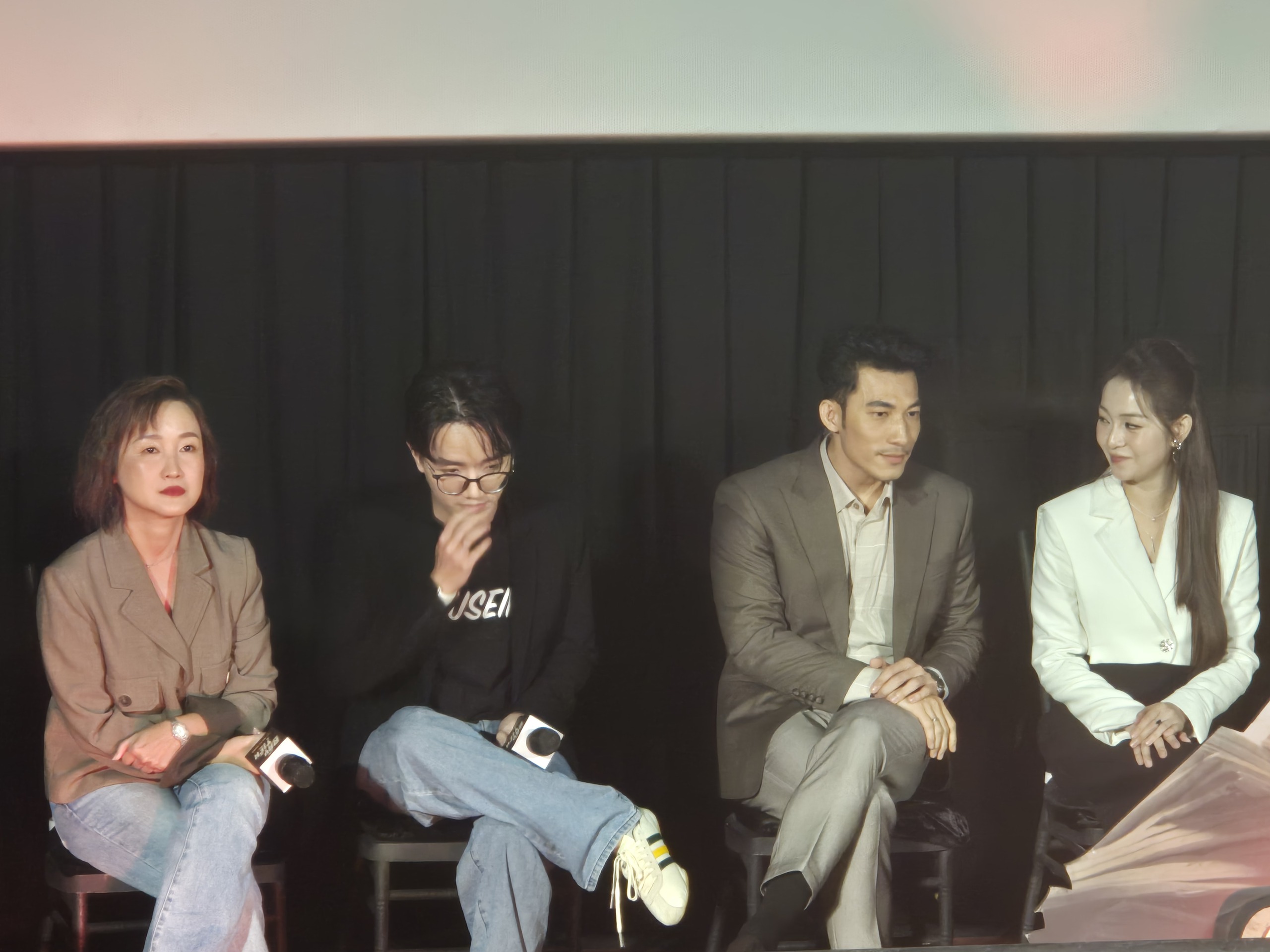 Từ trái sang: Nhà sản xuất Hằng Trịnh, đạo diễn Oscar Dương, Liên Bỉnh Phát, Tam Triều Dâng