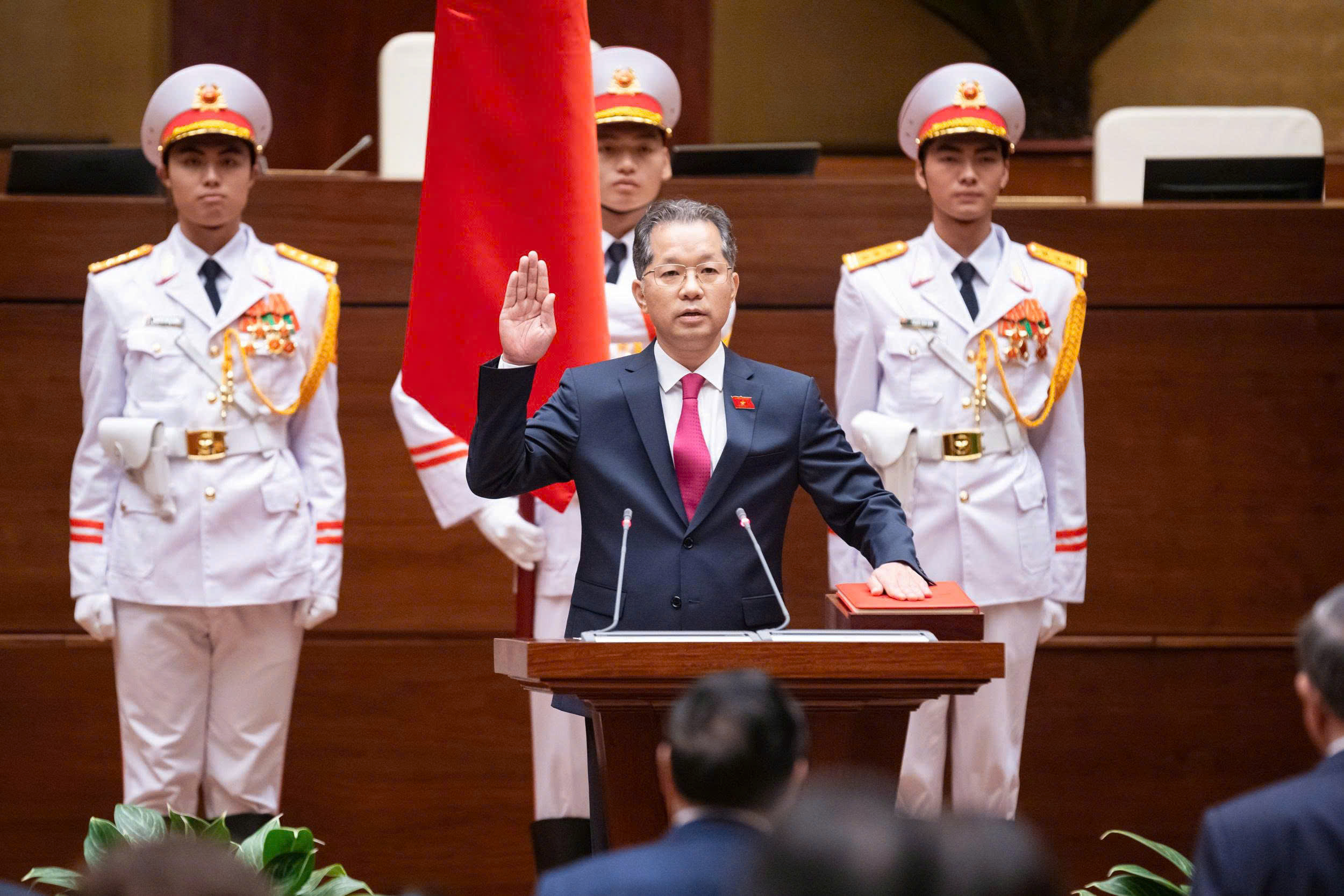 VIDEO Chánh án Toà án nhân dân tối cao Nguyễn Văn Quảng tuyên thệ nhậm chức - Ảnh 1.
