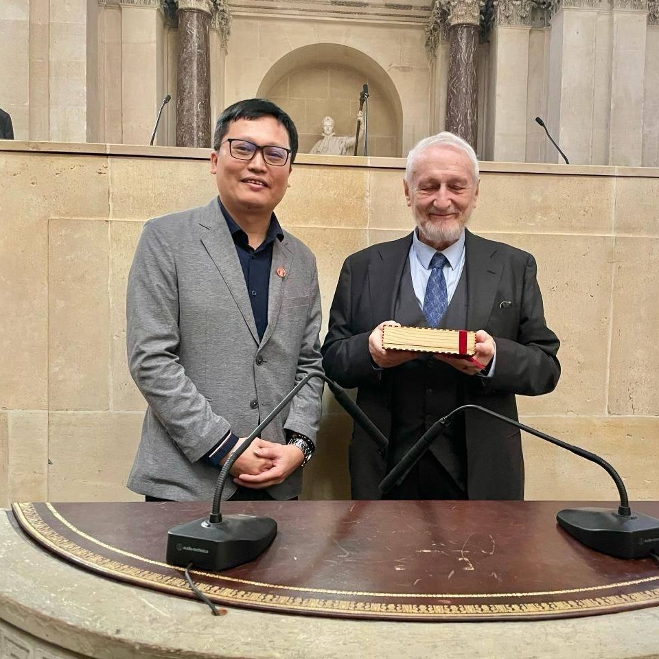 PGS-TS Nguyễn Tuấn Cường, nhà ngữ văn học và Viện trưởng Viện nghiên cứu Hán Nôm, đã được bầu vào vị trí Viện sĩ Thông tấn nước ngoài của Viện Hàn lâm Văn khắc và Mỹ văn, một trong năm Viện hàn lâm thành viên của Viện Pháp. Ảnh: Đại sứ quán Pháp