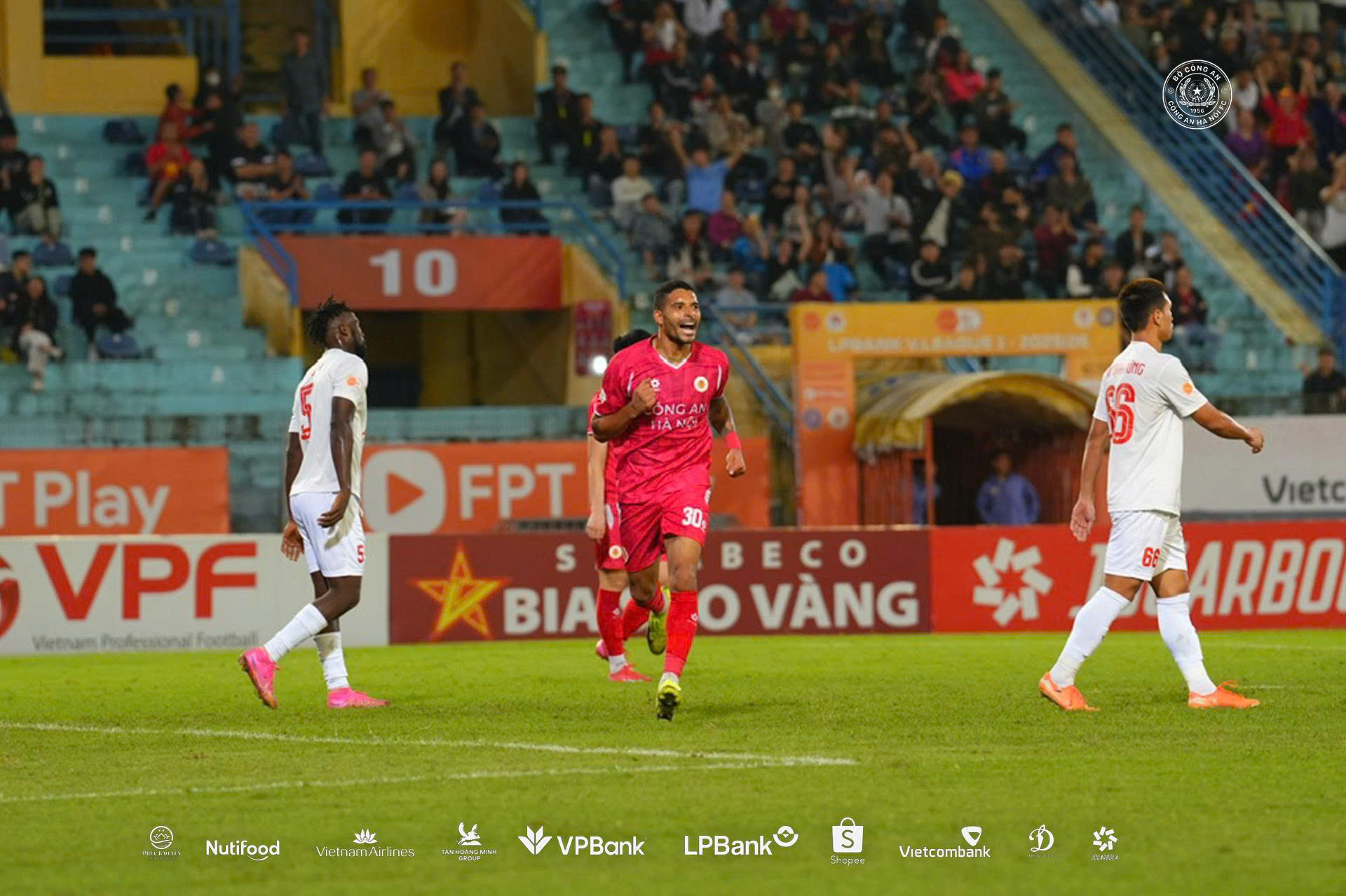 Quang Hải thể hiện đẳng cấp cao trong trận thắng đậm CLB Hà Tĩnh - Ảnh 2.