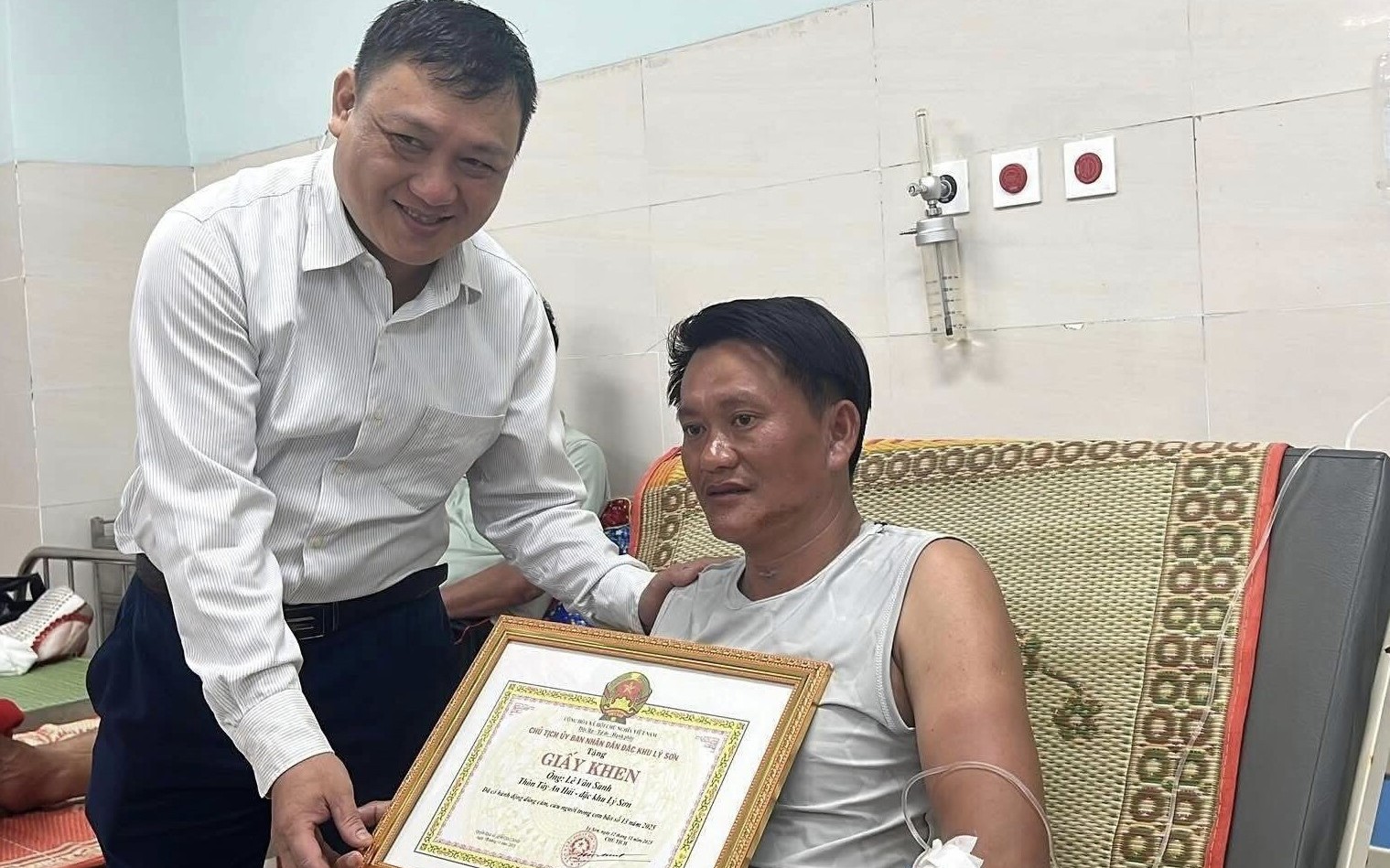 Kỳ tích cứu sống 3 người ở Lý Sơn: Thuyền trưởng kể lại giây phút nghẹt thở - Ảnh 4. Kỳ tích cứu sống 3 người ở Lý Sơn: Thuyền trưởng kể lại giây phút nghẹt thở - Ảnh 4.