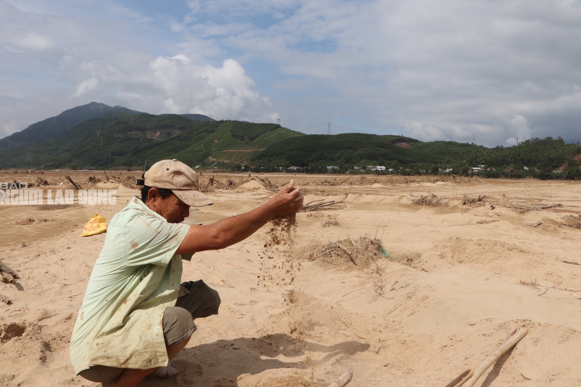 Tài sản bị "hà bá" nuốt chửng, người dân khóc cạn nước mắt bên dòng Vu Gia - Ảnh 3.