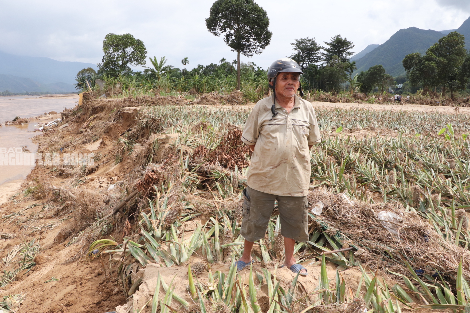Tài sản bị "hà bá" nuốt chửng, người dân khóc cạn nước mắt bên dòng Vu Gia - Ảnh 4.