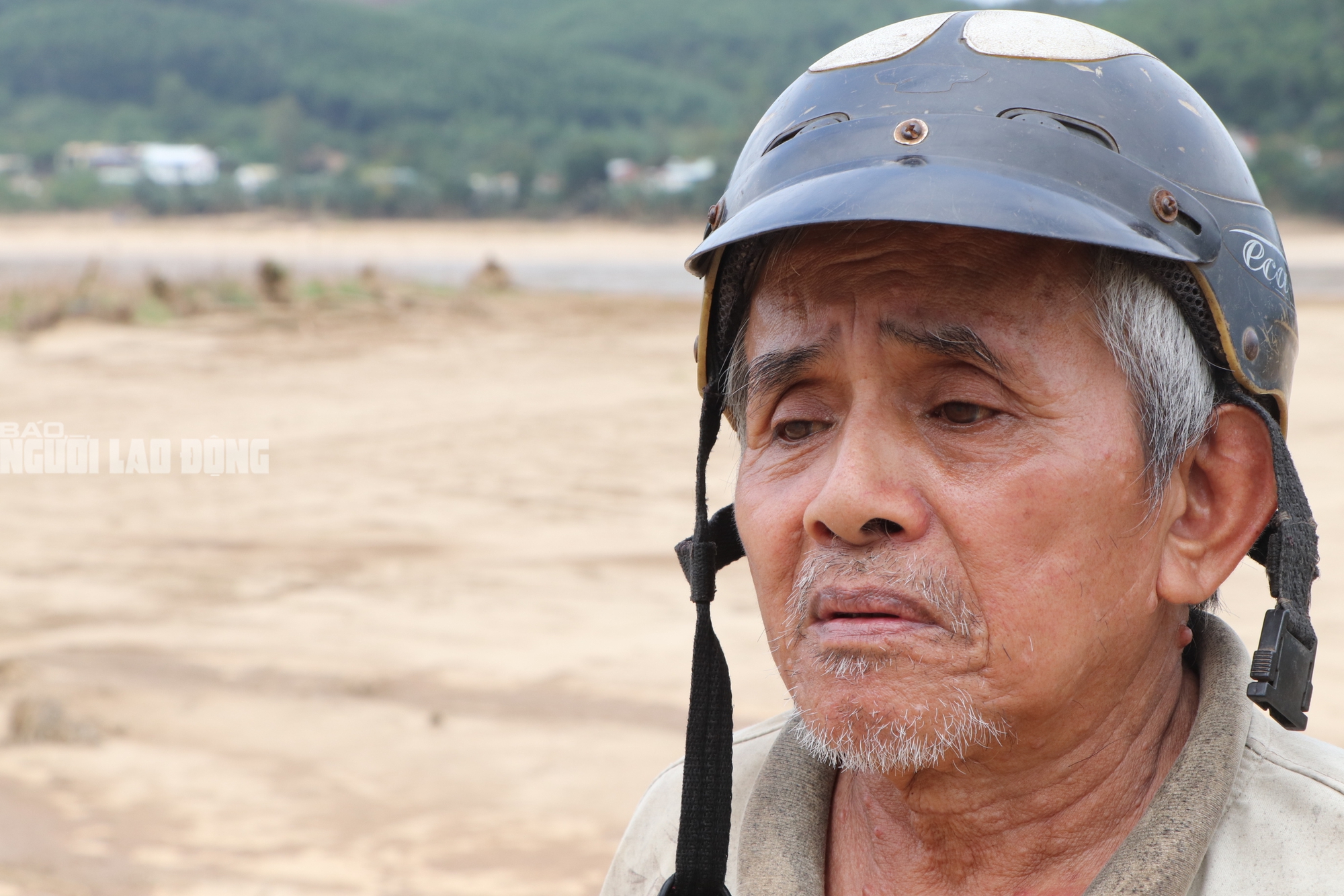 Tài sản bị "hà bá" nuốt chửng, người dân khóc cạn nước mắt bên dòng Vu Gia - Ảnh 5.