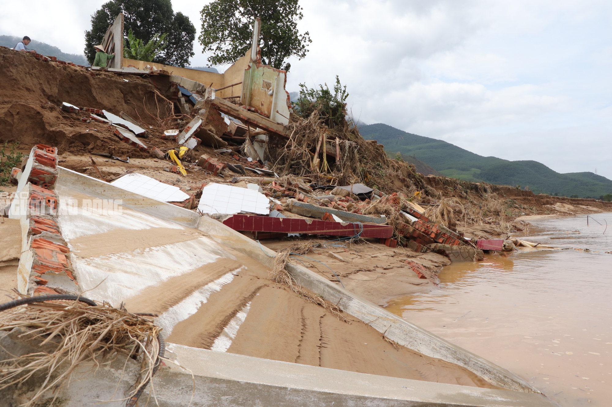 Tài sản bị "hà bá" nuốt chửng, người dân khóc cạn nước mắt bên dòng Vu Gia - Ảnh 6.
