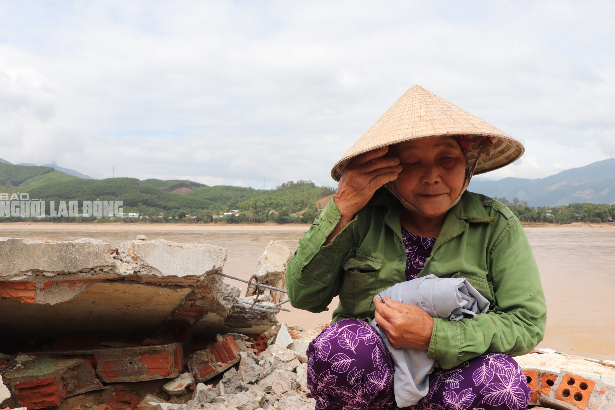 Tài sản bị "hà bá" nuốt chửng, người dân khóc cạn nước mắt bên dòng Vu Gia - Ảnh 7.