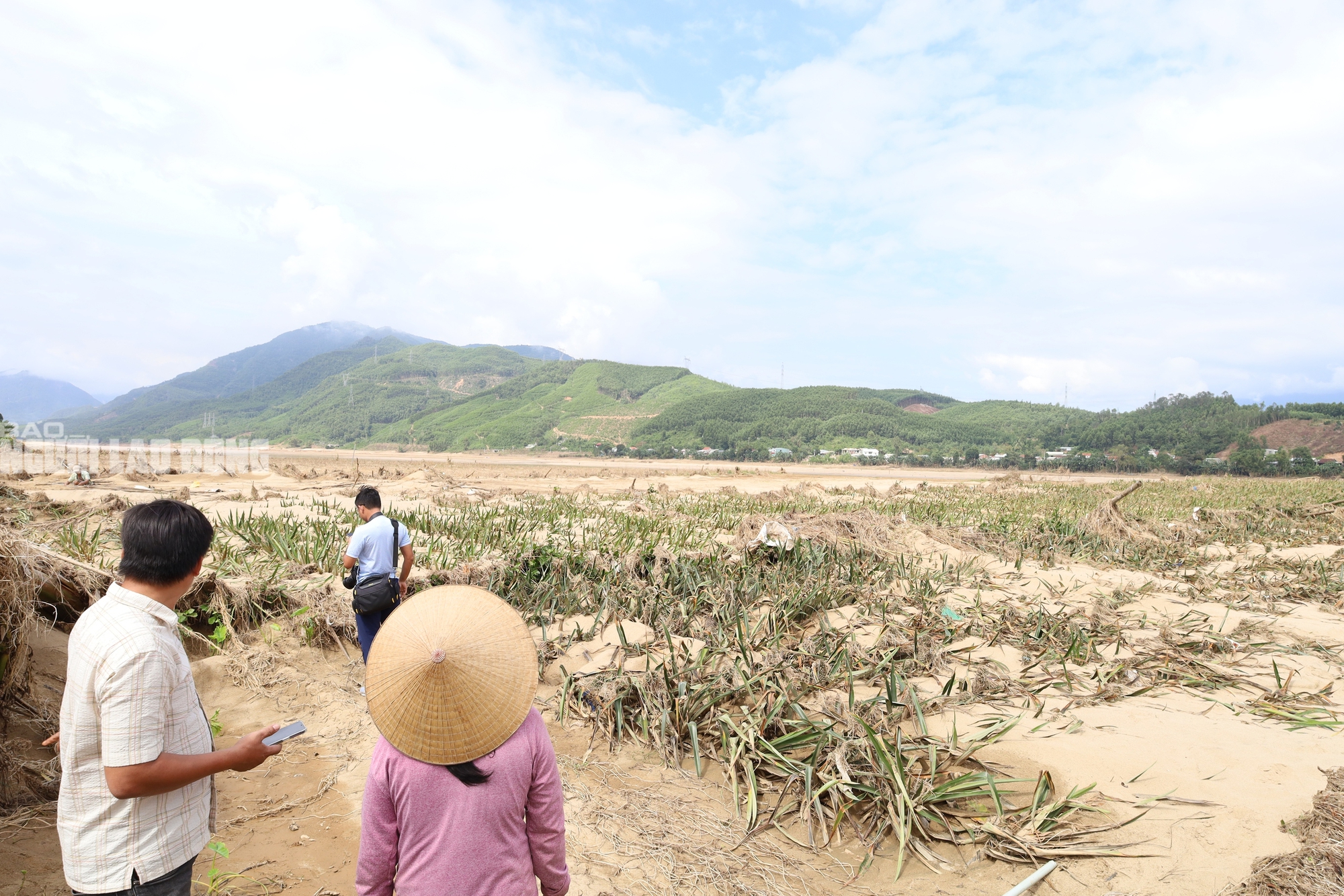 Tài sản bị "hà bá" nuốt chửng, người dân khóc cạn nước mắt bên dòng Vu Gia - Ảnh 9.