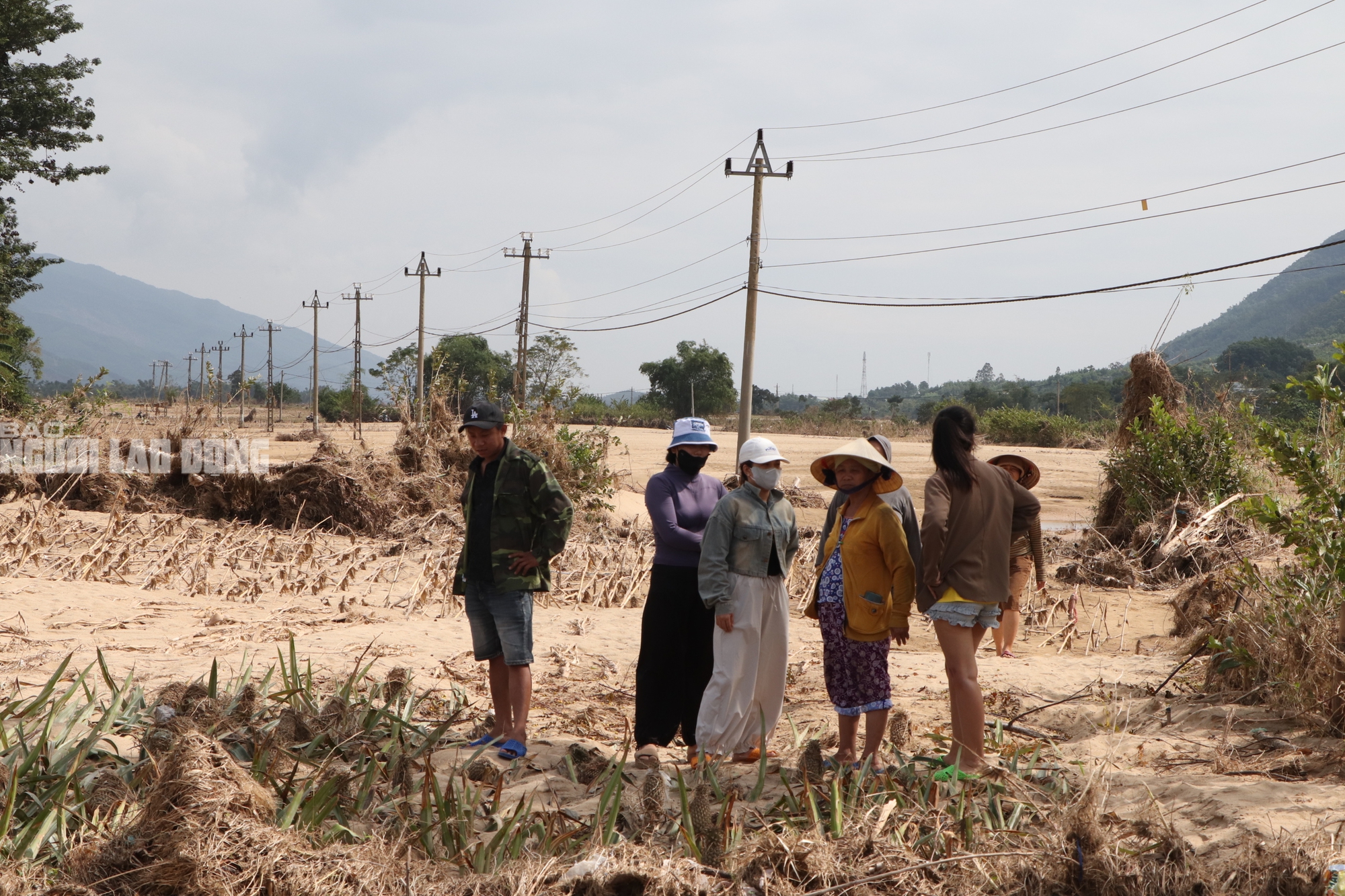 Tài sản bị "hà bá" nuốt chửng, người dân khóc cạn nước mắt bên dòng Vu Gia - Ảnh 10.