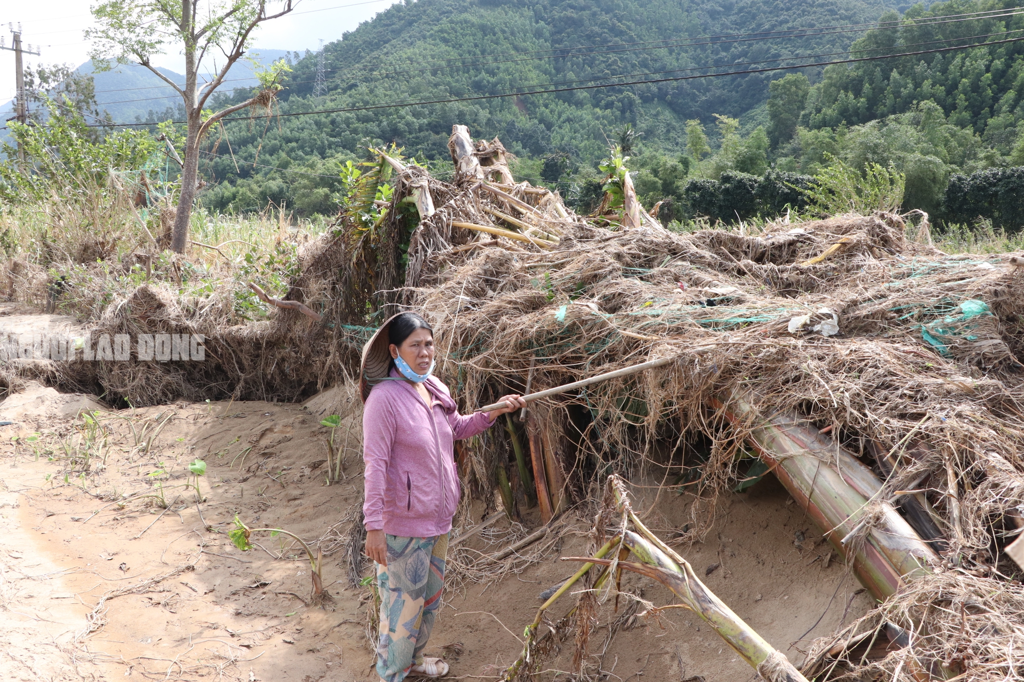 Tài sản bị "hà bá" nuốt chửng, người dân khóc cạn nước mắt bên dòng Vu Gia - Ảnh 12.