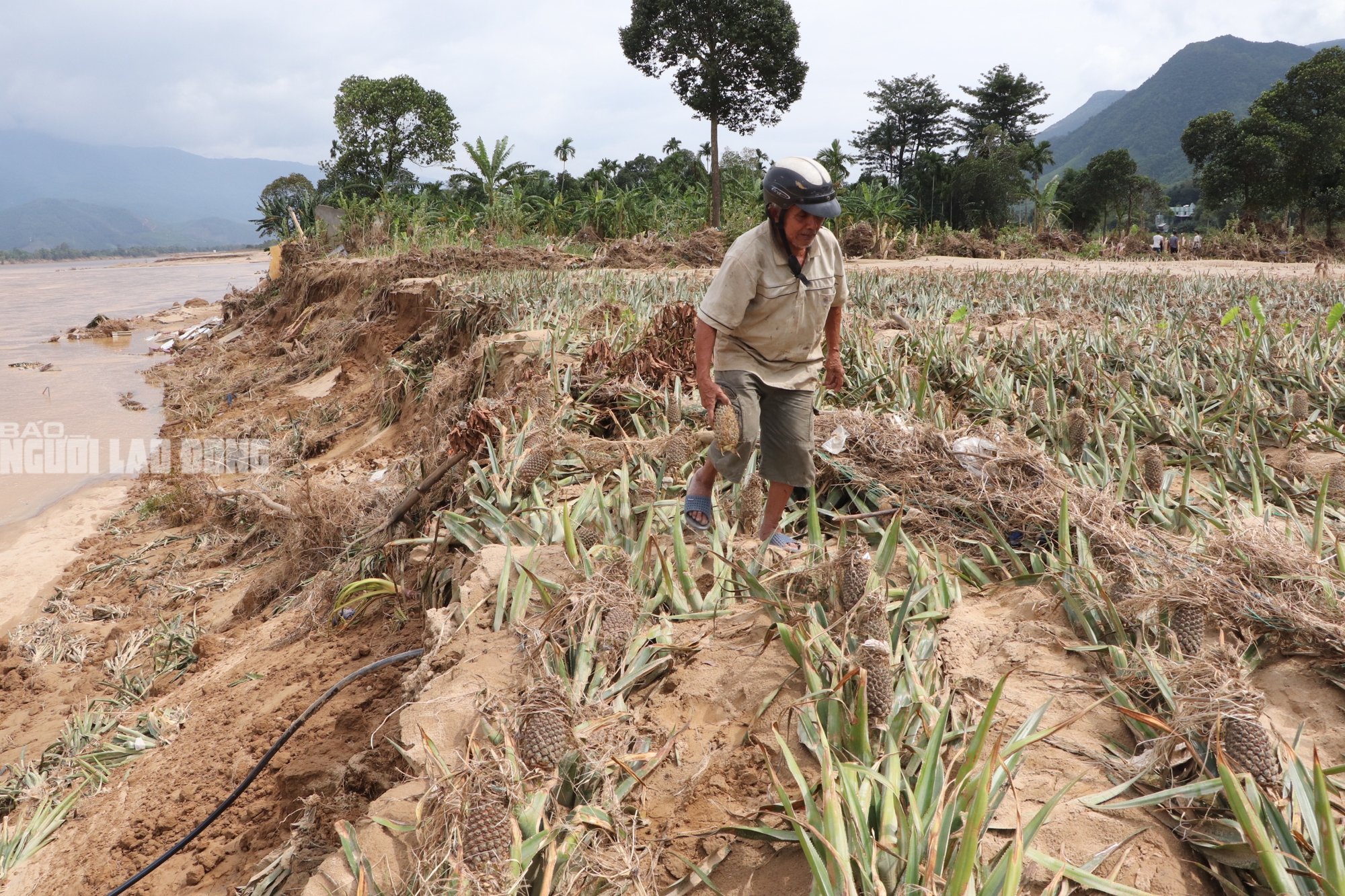 Tài sản bị "hà bá" nuốt chửng, người dân khóc cạn nước mắt bên dòng Vu Gia - Ảnh 13.