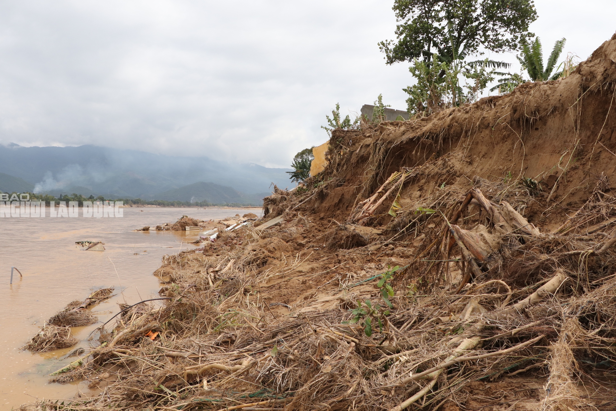 Tài sản bị "hà bá" nuốt chửng, người dân khóc cạn nước mắt bên dòng Vu Gia - Ảnh 16.