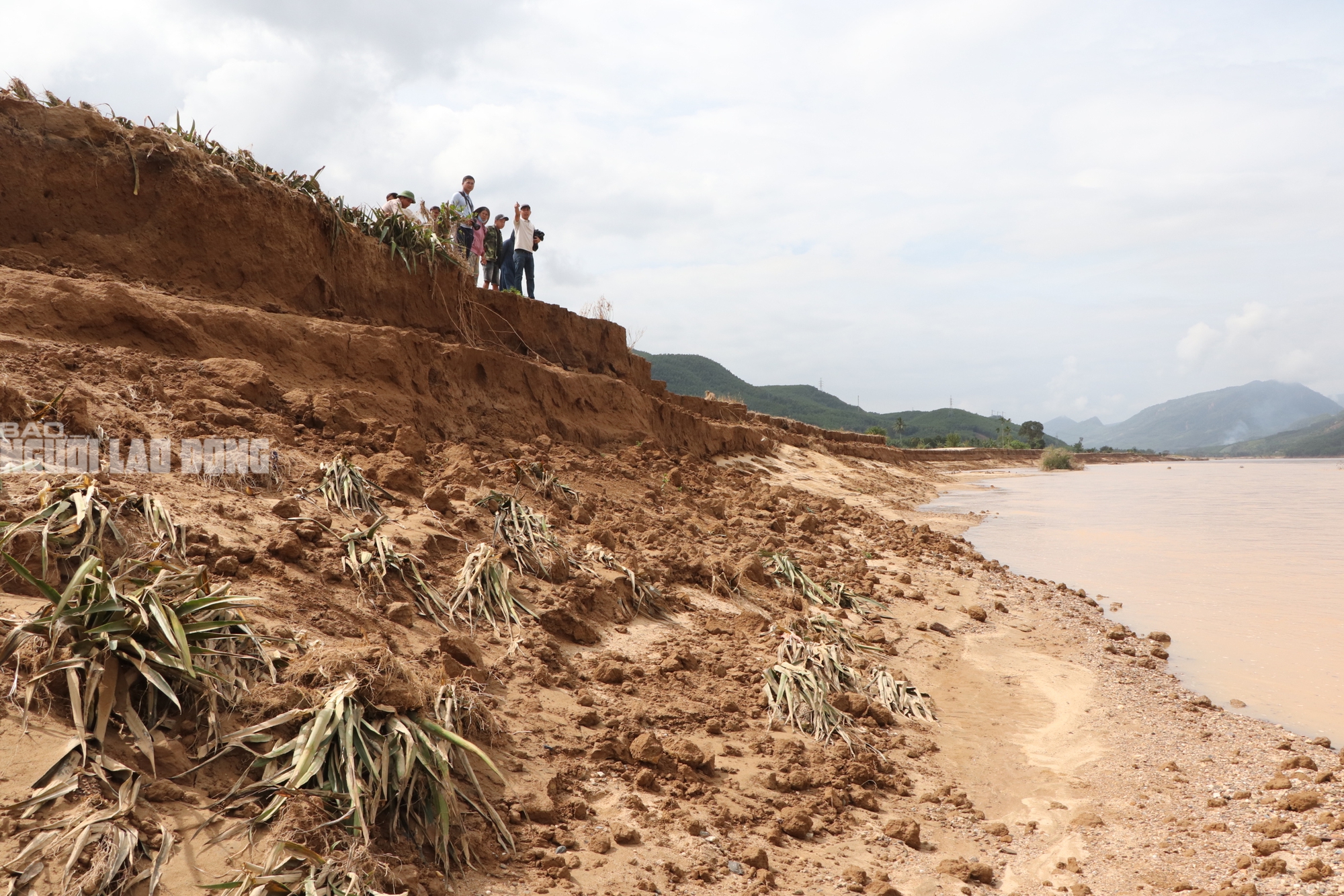 Tài sản bị "hà bá" nuốt chửng, người dân khóc cạn nước mắt bên dòng Vu Gia - Ảnh 18.
